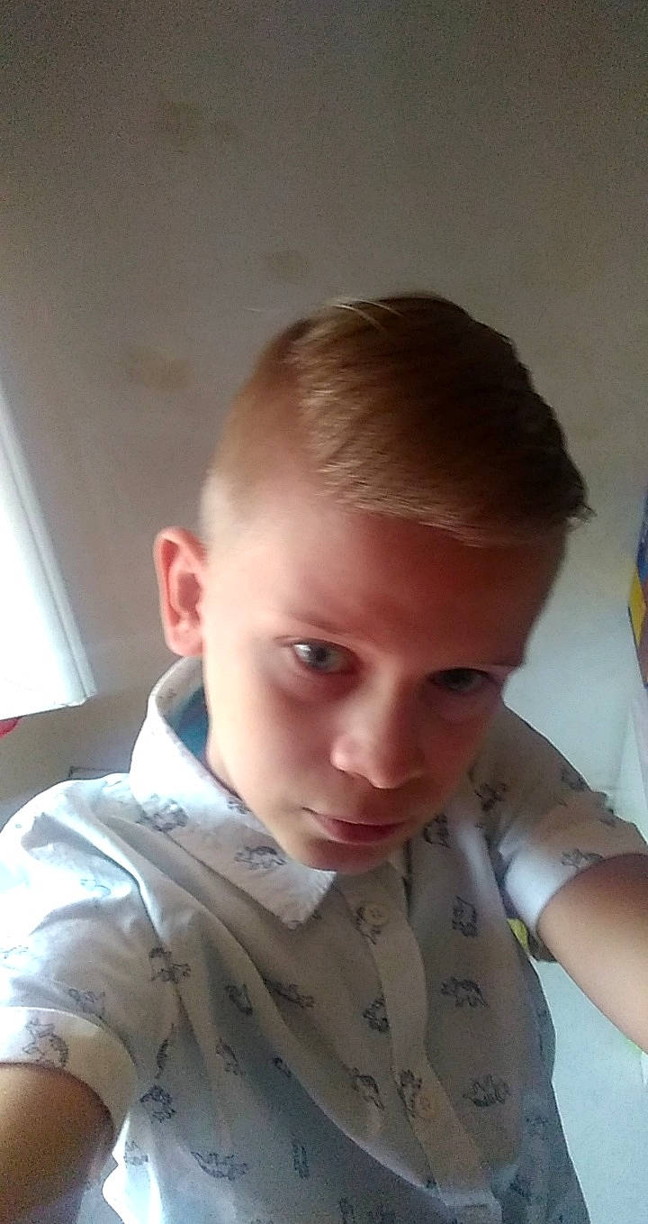 Idriss participe au concours pour gagner de l'argent avec cette photo : brown_hair, cheek, chin, cool, ear, elbow, eyebrow, eyelash, forehead, hairstyle, head, jaw, joint, mammal, muscle, neck, organ, person, shoulder, skin