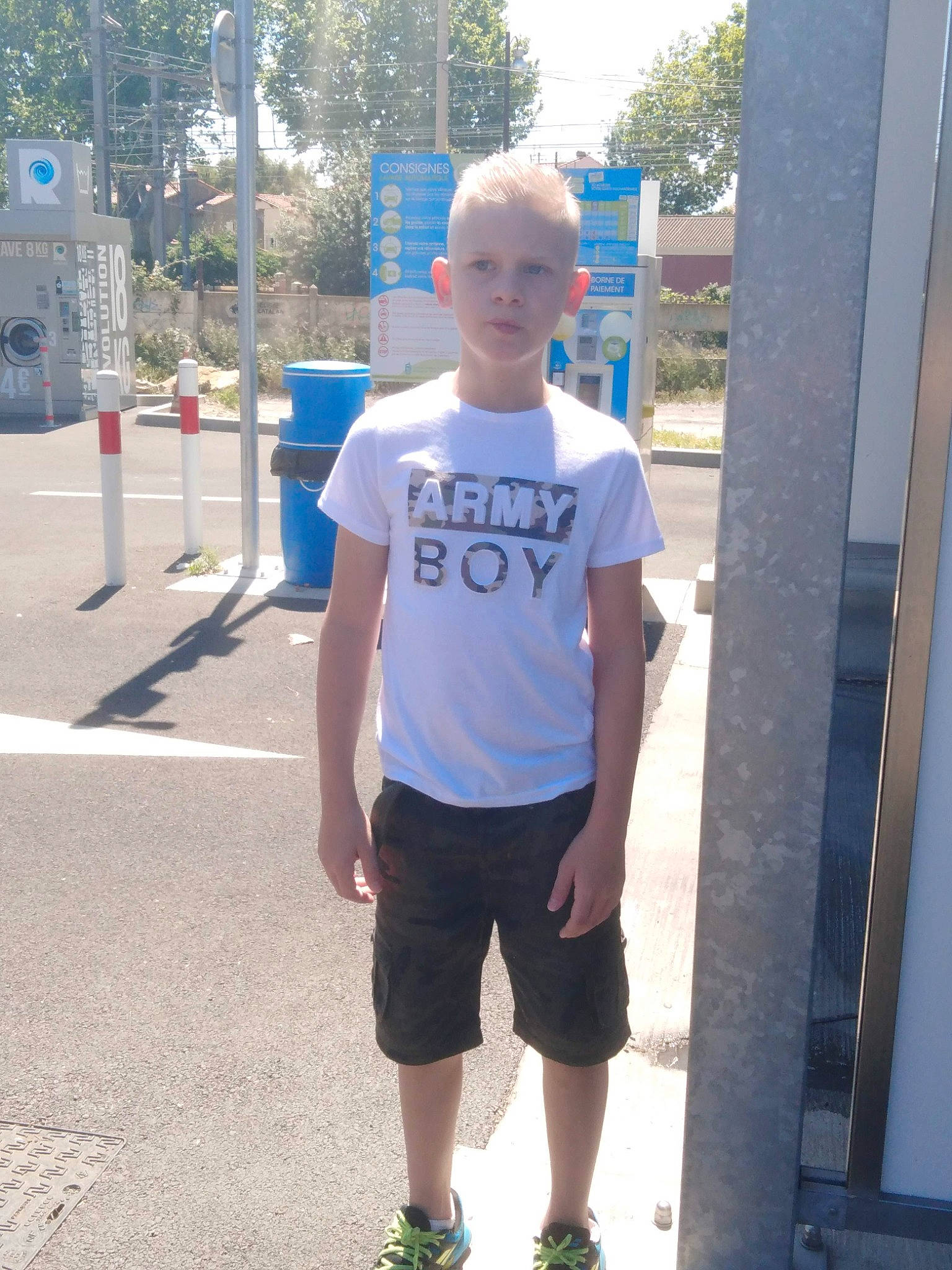 Idriss a rejoint le concours — aidez-le/la à gagner de superbes lots ! active_shirt, active_shorts, athletic_shoe, bermuda_shorts, calf, human_leg, knee, outdoor_shoe, person, public_space, shoe, shorts, signaling_device, sneakers, standing, t_shirt, traffic_light, traffic_sign, trunks, walking_shoe