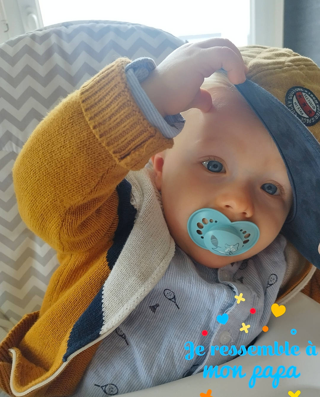 Sasha a rejoint le concours — aidez-le/la à gagner de superbes lots ! baby, baby_products, baby_toddler_clothing, bib, cheek, child, comfort, grass, happy, headwear, hoodie, jacket, pattern, person, personal_protective_equipment, selfie, sitting, sleeve, toddler