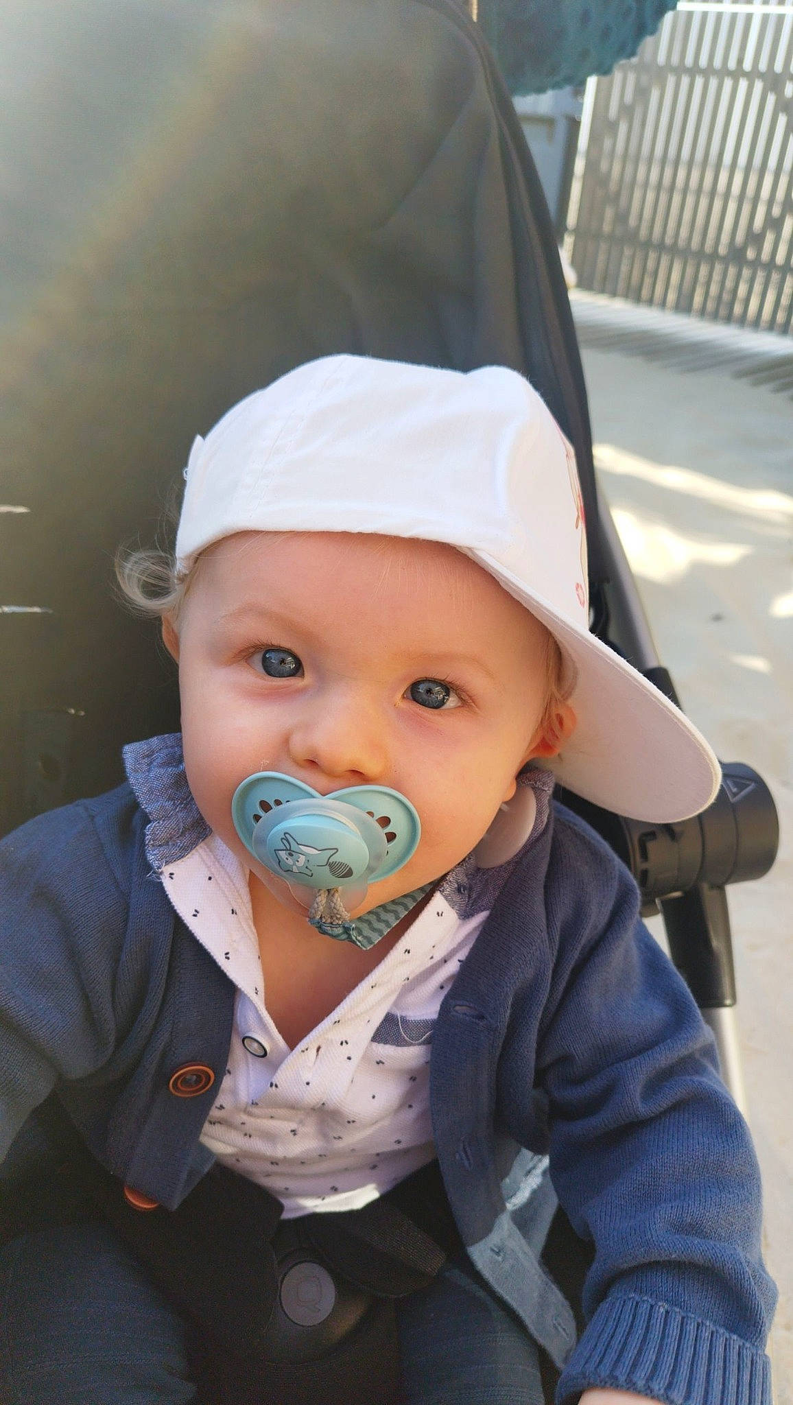 Sasha a rejoint le concours — aidez-le/la à gagner de superbes lots ! baby, baby_products, baby_toddler_clothing, cap, cheek, child, comfort, fashion_accessory, fun, grass, happy, hat, headgear, headwear, lip, person, sitting, sleeve, sun_hat, toddler