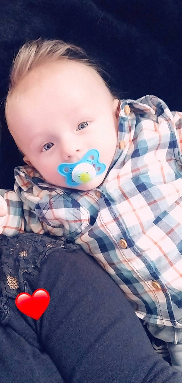 Sasha participe au concours pour gagner de l'argent avec cette photo : baby, baby_products, baby_toddler_clothing, carmine, cheek, child, comfort, happy, iris, linens, lip, pattern, person, plaid, sitting, skin, sleeve, t_shirt, tartan, textile