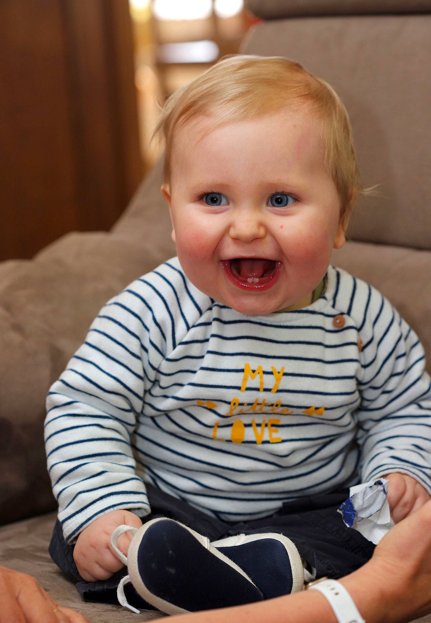 Arthur participe au concours pour gagner de l'argent avec cette photo : arm, baby, baby_toddler_clothing, cheek, chin, comfort, eye, facial_expression, finger, fun, hand, happy, head, iris, person, product, skin, sleeve, smile, standing