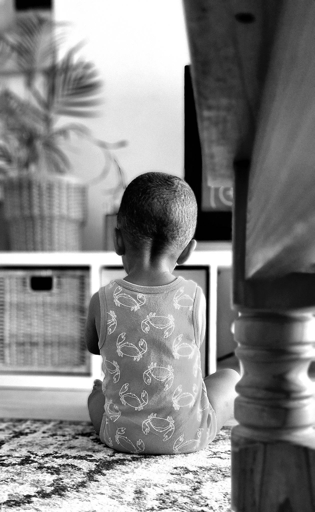 Jules a rejoint le concours — aidez-le/la à gagner de superbes lots ! black, black_and_white, child, doll, flooring, human_body, human_leg, monochrome, monochrome_photography, palm_tree, person, reflection, room, shadow, sitting, stock_photography, street, style, tints_and_shades, toy