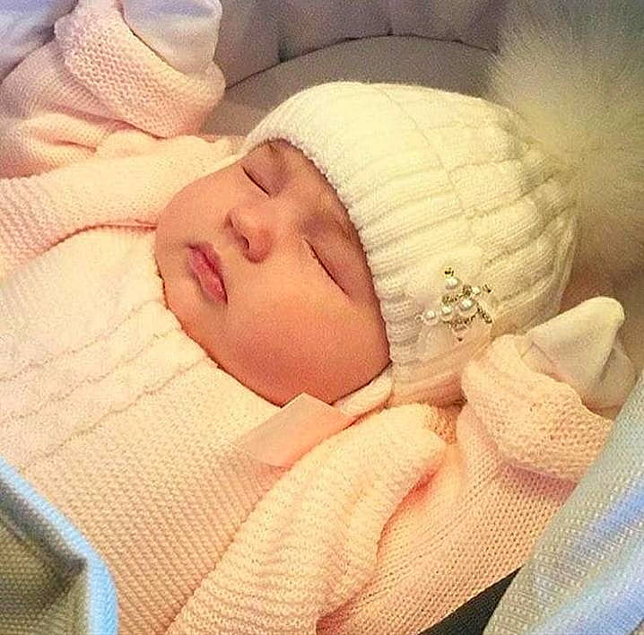 Myriam a rejoint le concours — aidez-le/la à gagner de superbes lots ! arm, baby, baby_products, baby_sleeping, baby_toddler_clothing, beanie, bedtime, cheek, child, comfort, eyelash, face, flesh, head, headwear, human_body, knit_cap, linens, lip, nap