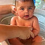 Inaya participe au concours pour gagner de l'argent avec cette photo : baby, bath, water, tub, child, hands, skin, cute, infant, sitting, wet, bubbles, support, person, indoors, closeup, expression, care, parent, bath_time