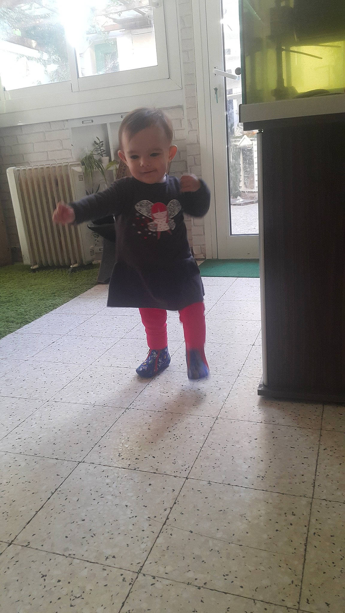 Samantha participe au concours pour gagner de l'argent avec cette photo : child, floor, flooring, footwear, leg, person, play, shoe, snapshot, standing, toddler