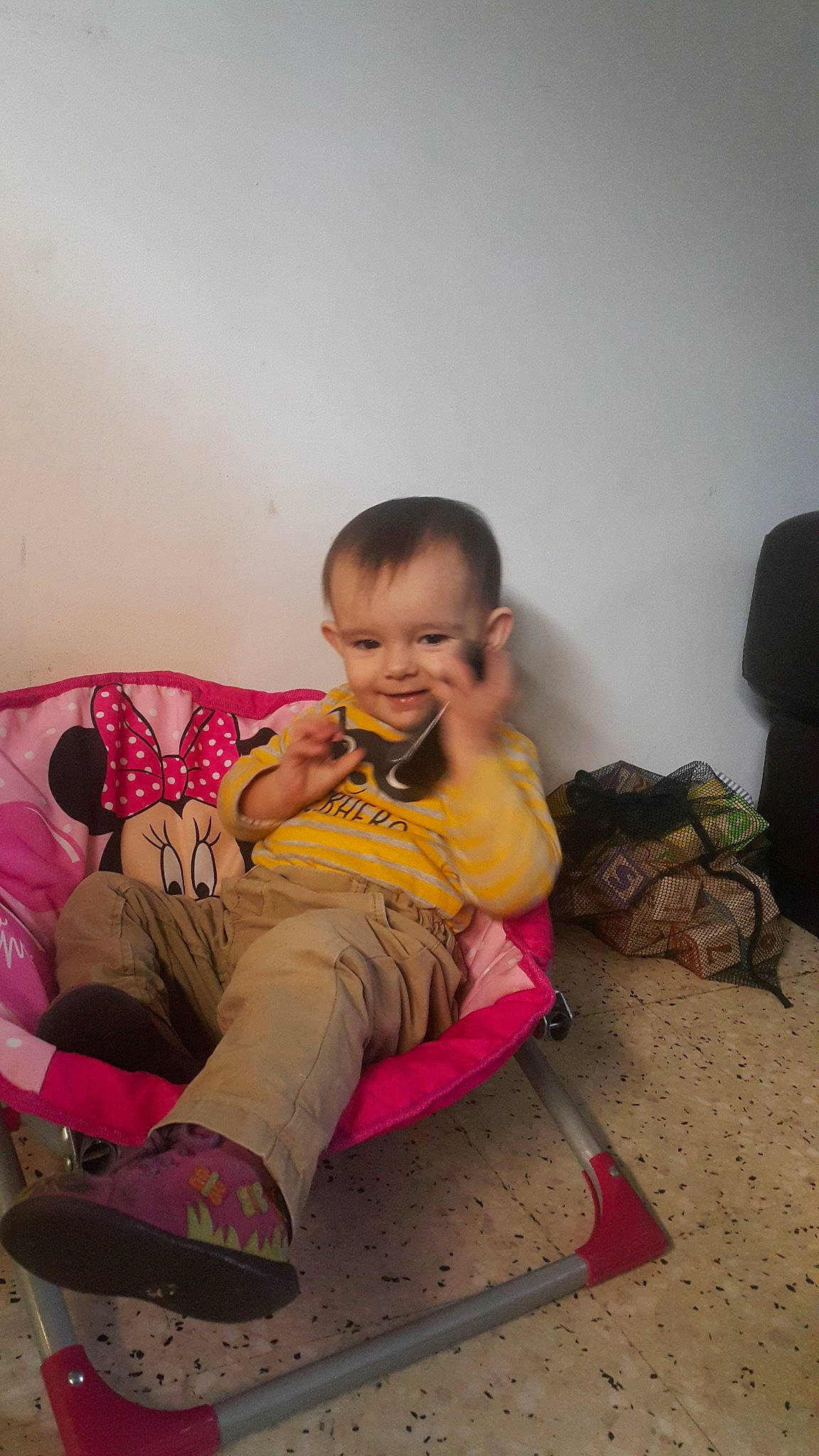 Samantha a rejoint le concours — aidez-le/la à gagner de superbes lots ! child, flooring, fun, girl, infant, joy, leg, person, pink, play, sitting, skin, toddler, vacation, yellow