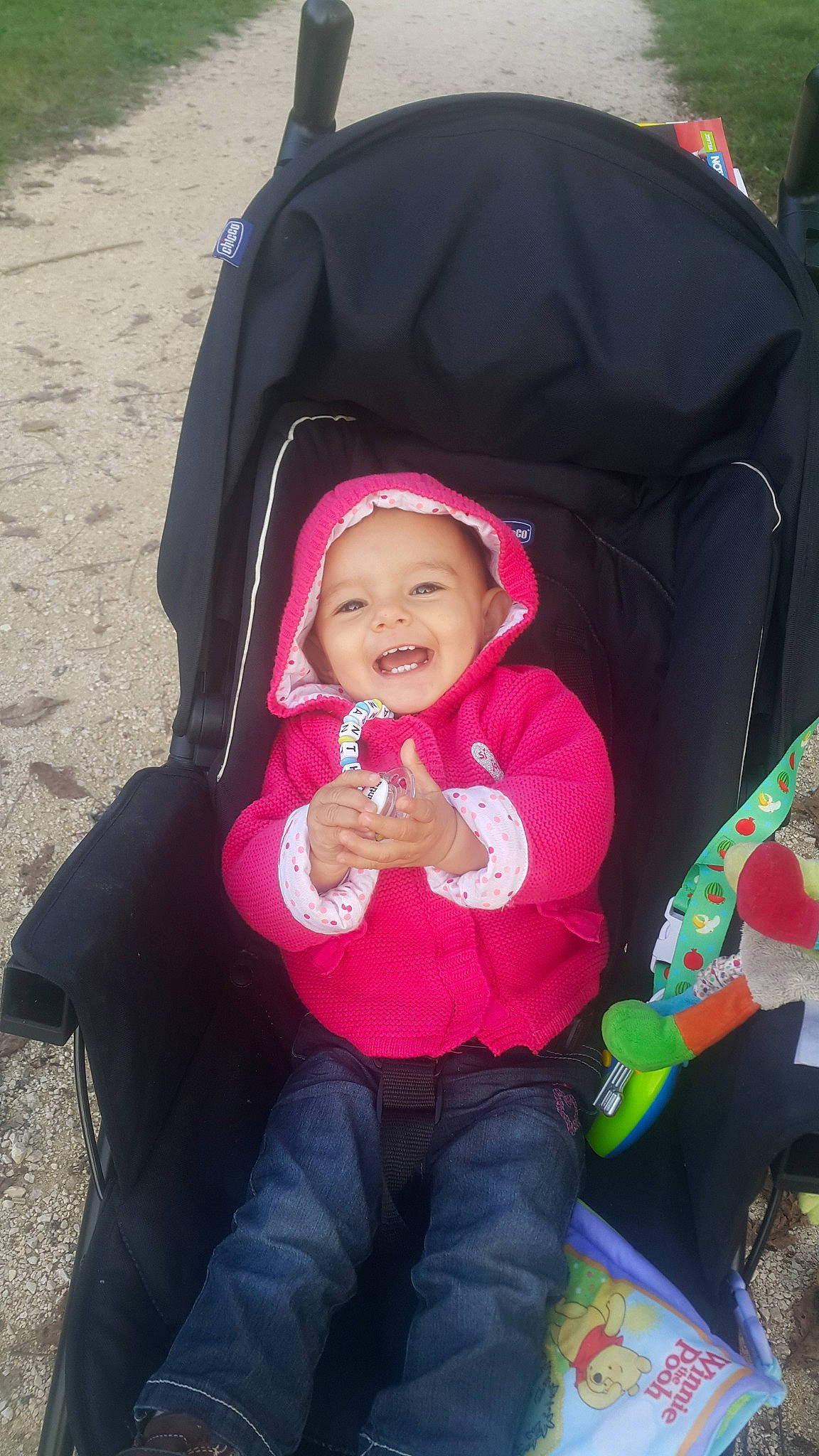 Samantha a rejoint le concours — aidez-le/la à gagner de superbes lots ! baby_carriage, baby_products, car_seat, child, day, fun, girl, headgear, infant, person, pink, play, product, purple, skin, smile, toddler