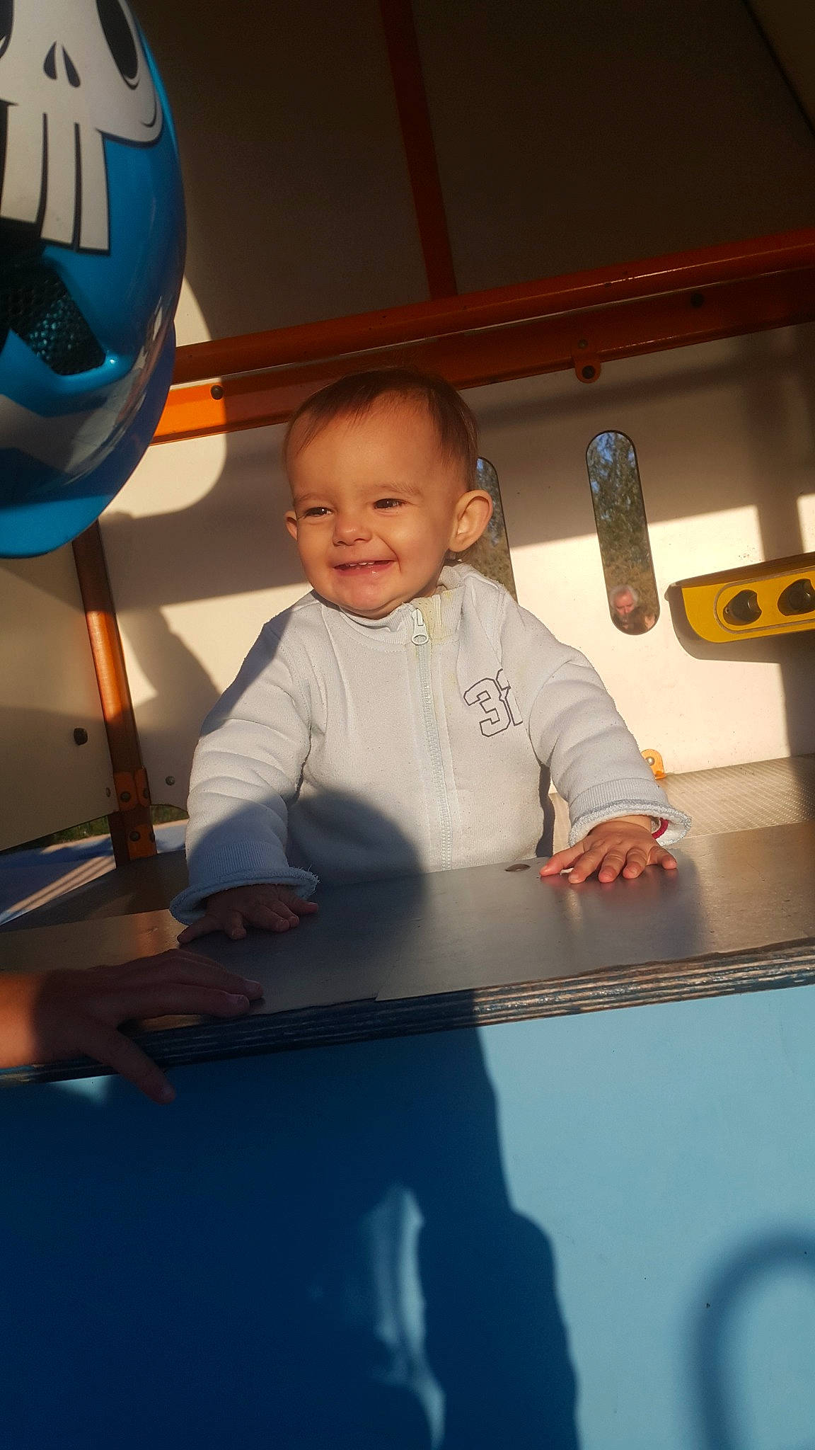 Samantha participe au concours pour gagner de l'argent avec cette photo : blue, boy, child, day, facial_expression, fun, girl, indoor_games_and_sports, infant, joy, leisure, person, play, product, recreation, room, sitting, smile, space, toddler