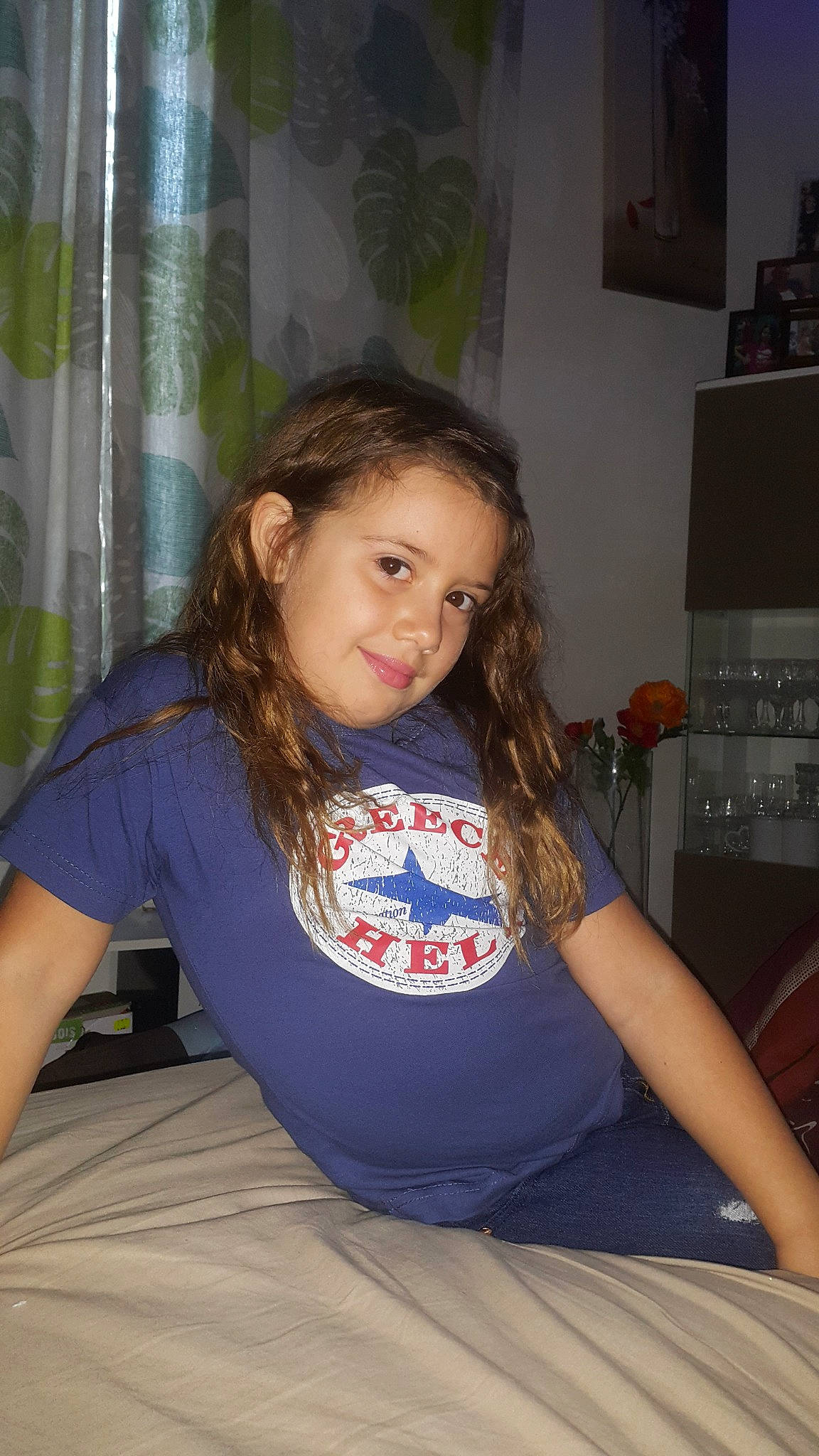 Laura a rejoint le concours — aidez-le/la à gagner de superbes lots ! arm, beauty, blue, cheek, child, day, eye, fun, girl, hair, hairstyle, human_body, human_hair_color, joy, leg, person, shoulder, sitting, skin, smile