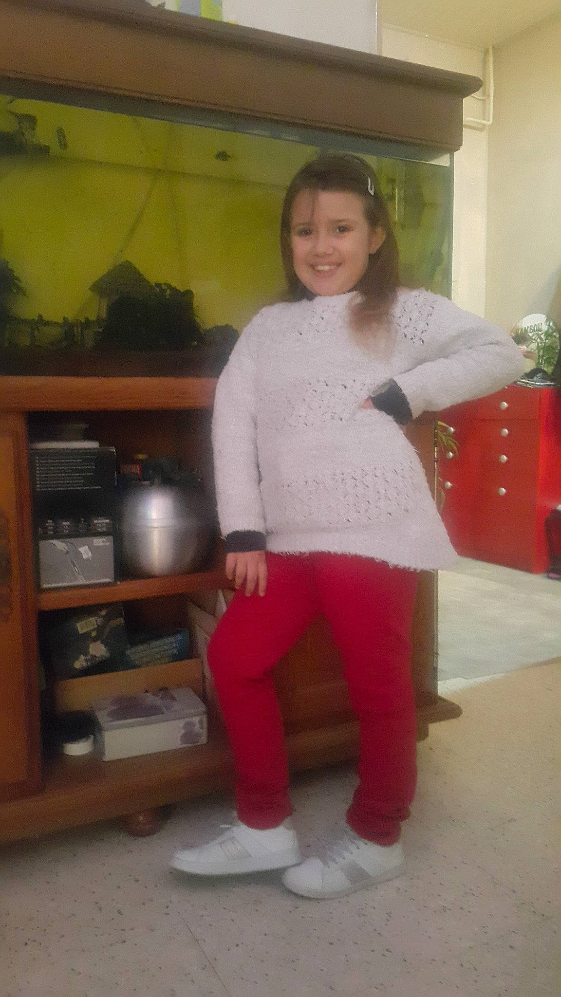 Laura participe au concours pour gagner de l'argent avec cette photo : child, clothing, day, footwear, fun, girl, human_body, human_hair_color, joint, joy, leg, outerwear, person, pink, product, red, shoulder, smile, snapshot, standing