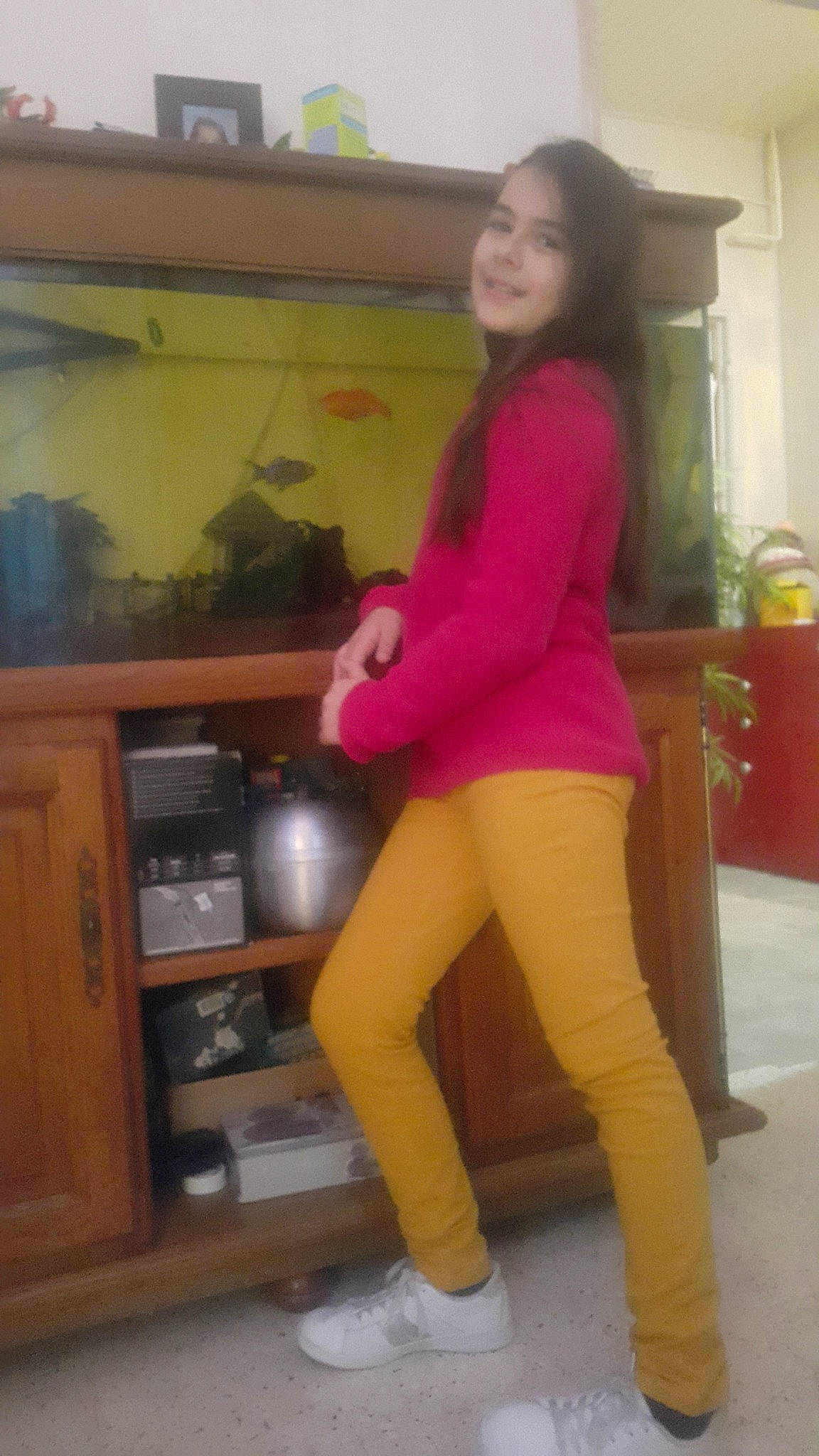 Lola participe au concours pour gagner de l'argent avec cette photo : abdomen, arm, black_hair, day, finger, footwear, girl, human_body, human_hair_color, joint, joy, lady, leg, person, shoulder, sitting, snapshot, standing, textile, thigh