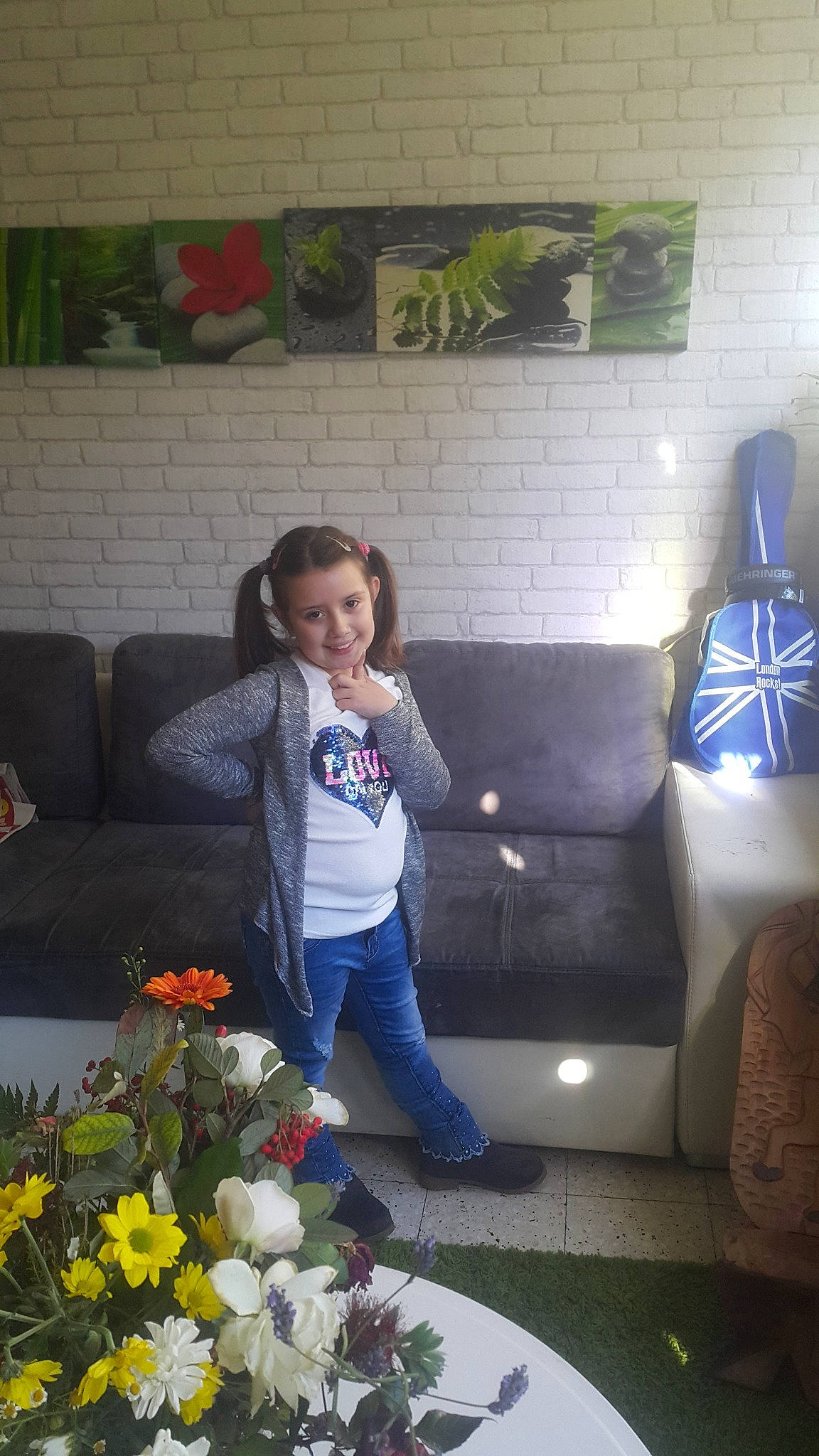 Laura participe au concours pour gagner de l'argent avec cette photo : child, fun, joy, person, plant, toddler