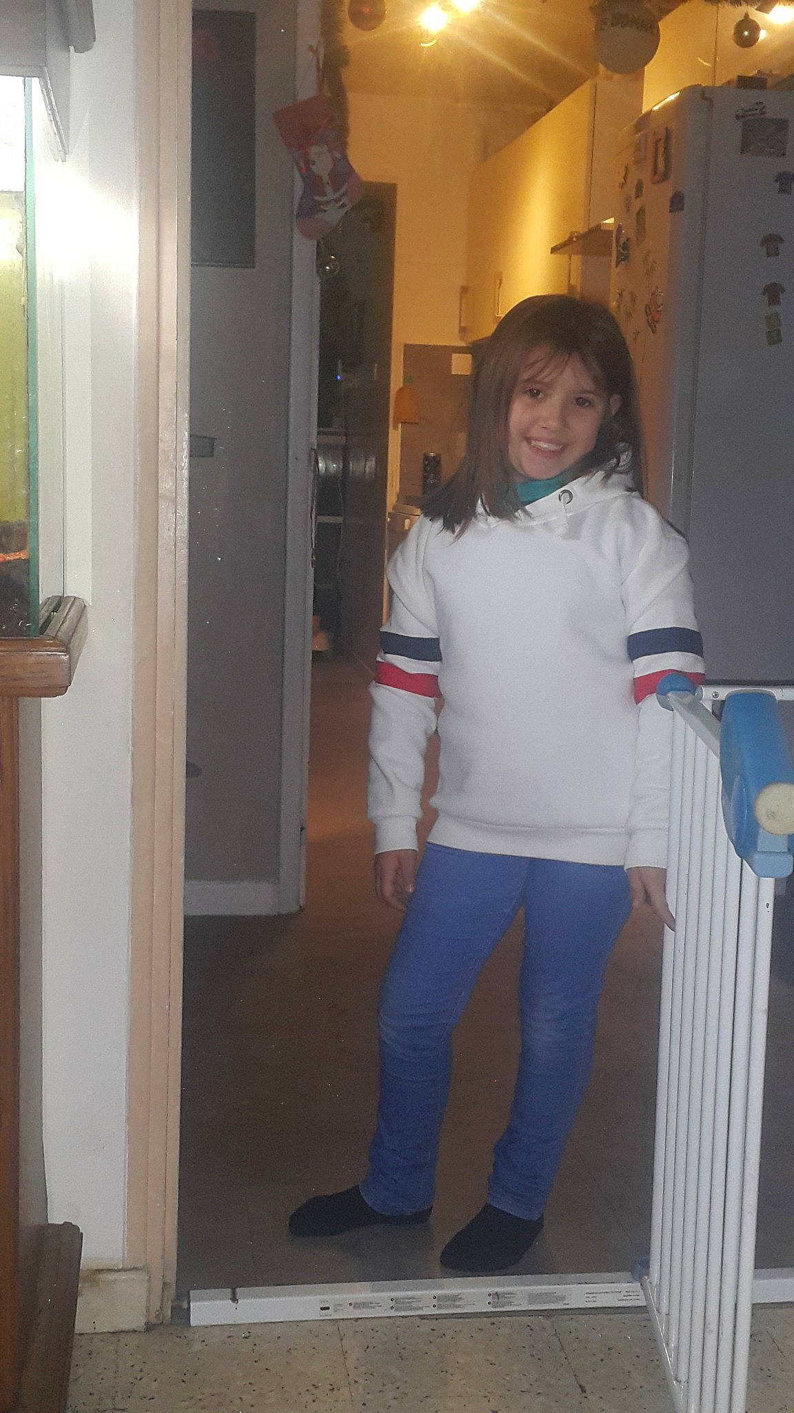 Laura a rejoint le concours — aidez-le/la à gagner de superbes lots ! blue, clothing, day, door, floor, flooring, fun, furniture, girl, house, jeans, joy, outerwear, person, product, room, shoulder, snapshot, standing, textile