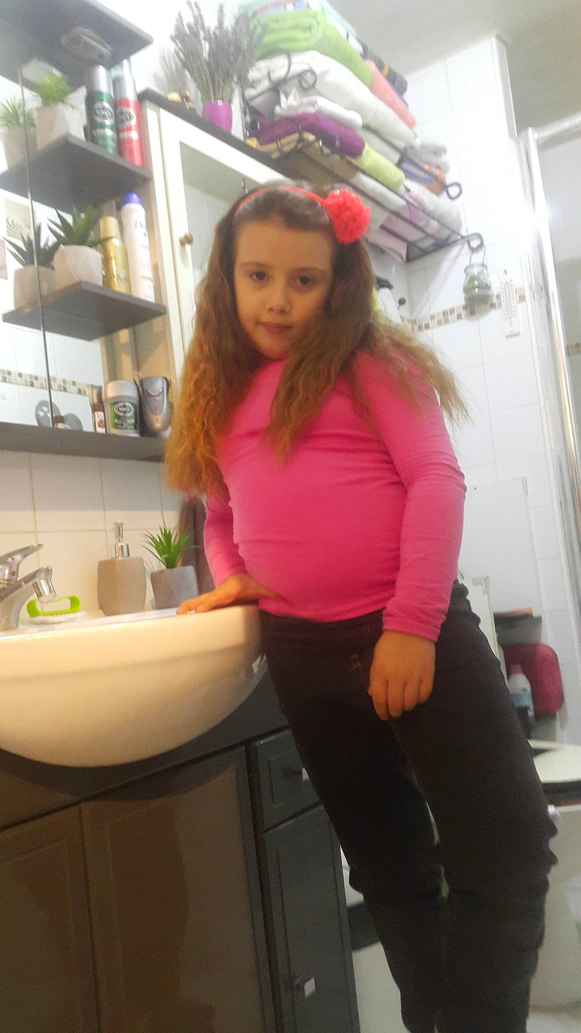 Laura a rejoint le concours — aidez-le/la à gagner de superbes lots ! abdomen, day, fun, girl, hair, human_hair_color, leg, person, pink, product, room, shoulder, textile, trunk