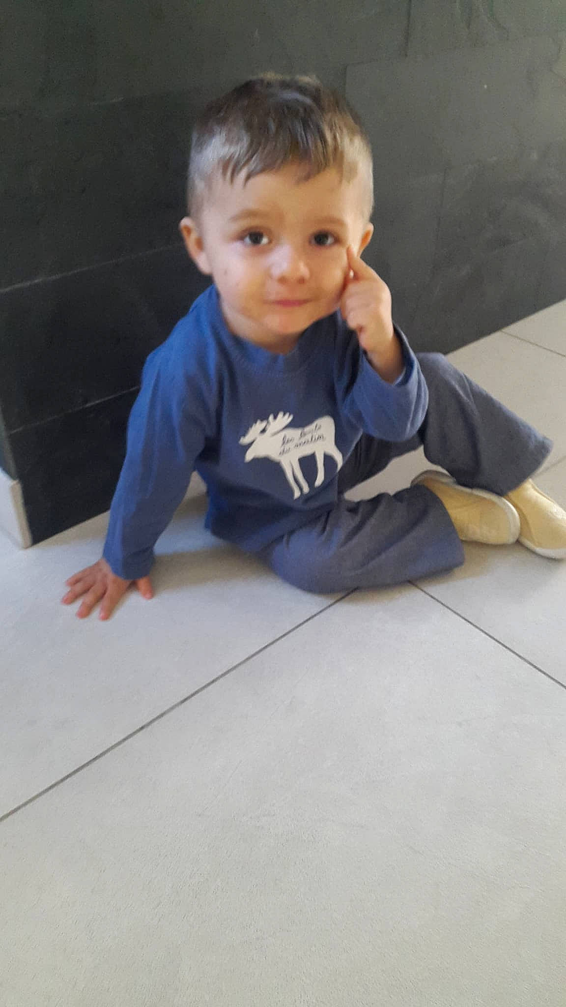 Marco participe au concours pour gagner de l'argent avec cette photo : arm, blue, boy, child, crawling, day, floor, flooring, fun, girl, infant, leg, person, play, sitting, standing, toddler