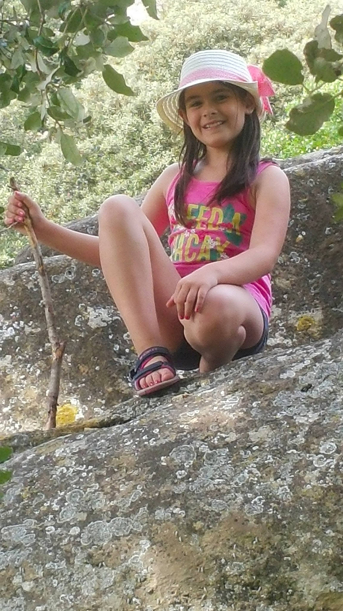 Lola a rejoint le concours — aidez-le/la à gagner de superbes lots ! abdomen, adventure, beauty, finger, fun, girl, grass, headwear, joy, leg, person, photo_shoot, pink, plant, summer, thigh, tree, trunk, vacation