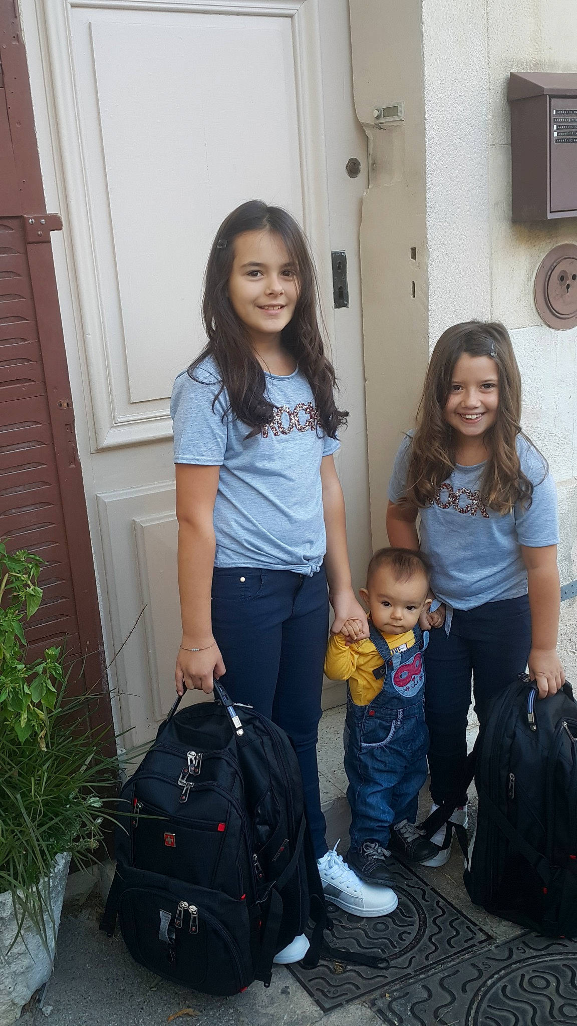 Lola a rejoint le concours — aidez-le/la à gagner de superbes lots ! baby_carriage, child, day, fun, girl, joy, person, product, shoulder, smile, standing