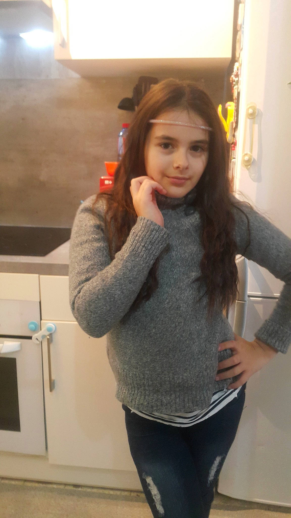 Lola participe au concours pour gagner de l'argent avec cette photo : brown_hair, clothing, fashion_accessory, girl, hair, hairstyle, human_hair_color, jeans, joint, leg, leggings, long_hair, outerwear, person, product, shoulder, sleeve, standing, textile, tights