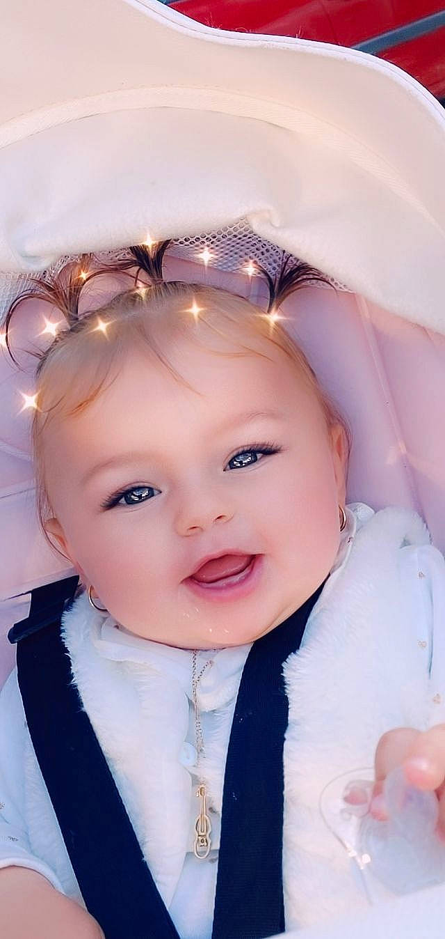 Shelsy a rejoint le concours — aidez-le/la à gagner de superbes lots ! baby, cheek, child, ear, eye, face, forehead, hair_accessory, head, lip, person, pink, skin, toddler