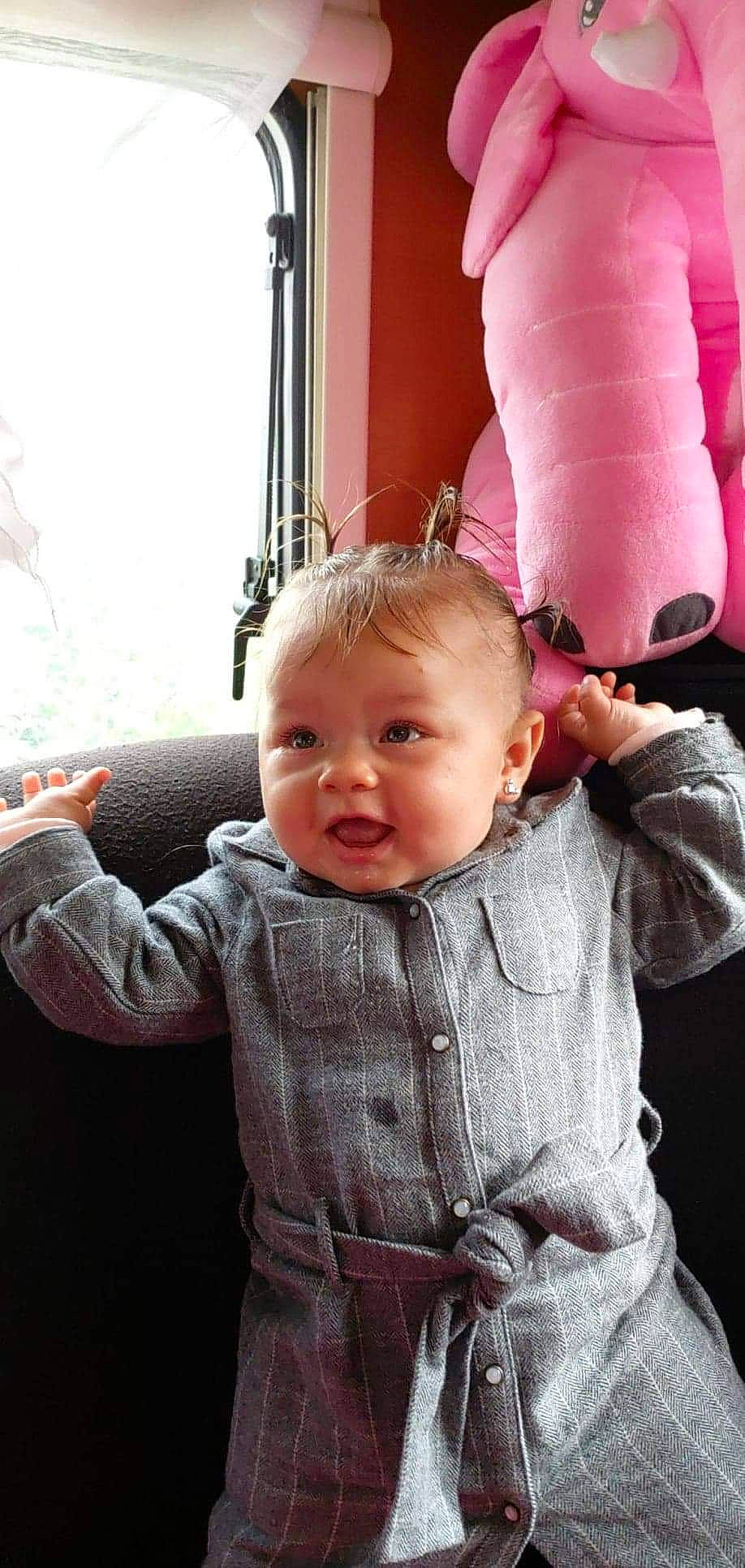 Shelsy participe au concours pour gagner de l'argent avec cette photo : arm, baby, cheek, child, ear, finger, person, pink, skin, smile, textile, toddler