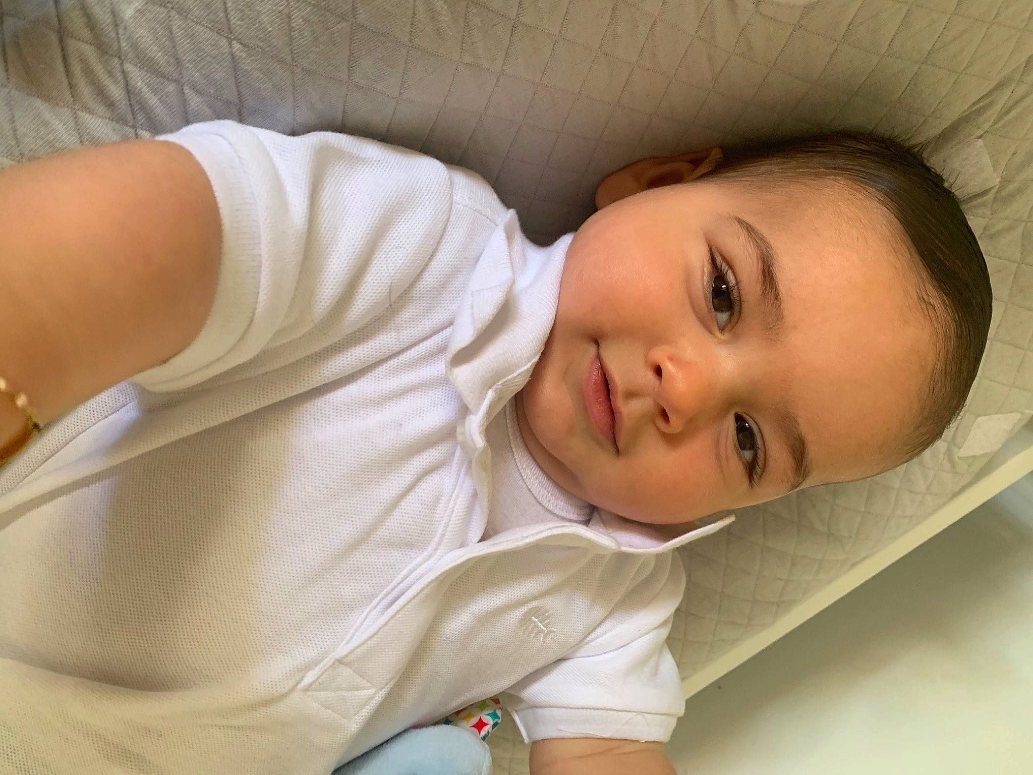 Lucenzo participe au concours pour gagner de l'argent avec cette photo : cheek, child, chin, comfort, elbow, eyelash, flash_photography, flooring, happy, iris, linens, lip, mouth, neck, nose, person, skin, sleeve, smile, toddler