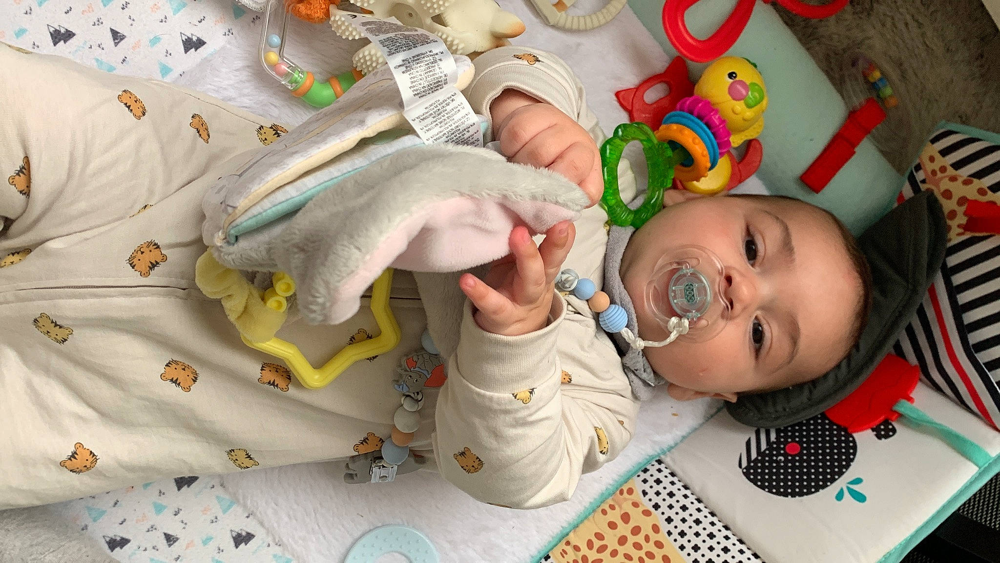 Lucenzo a rejoint le concours — aidez-le/la à gagner de superbes lots ! baby, baby_products, baby_toddler_clothing, baby_toys, child, facial_expression, fun, green, happy, linens, nail, pattern, person, play, product, room, skin, sleeve, smile, toddler