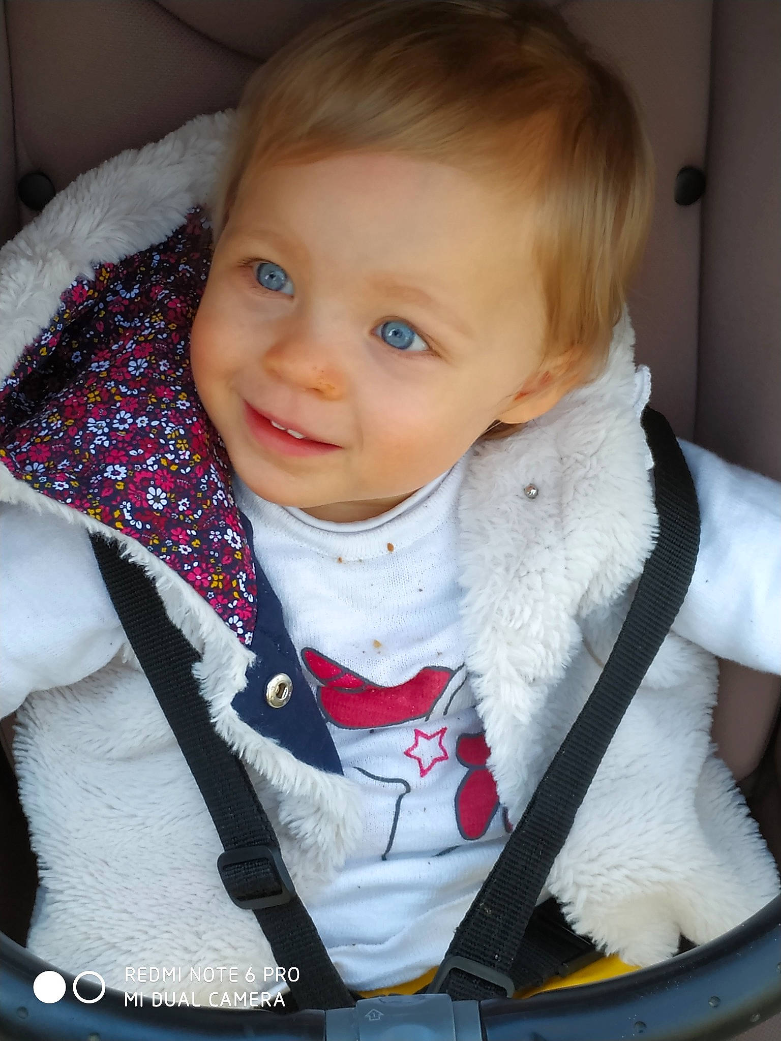 Luna participe au concours pour gagner de l'argent avec cette photo : baby, baby_carriage, baby_products, cheek, child, chin, eye, face, forehead, head, iris, joy, lip, neck, nose, outerwear, person, scarf, skin, smile