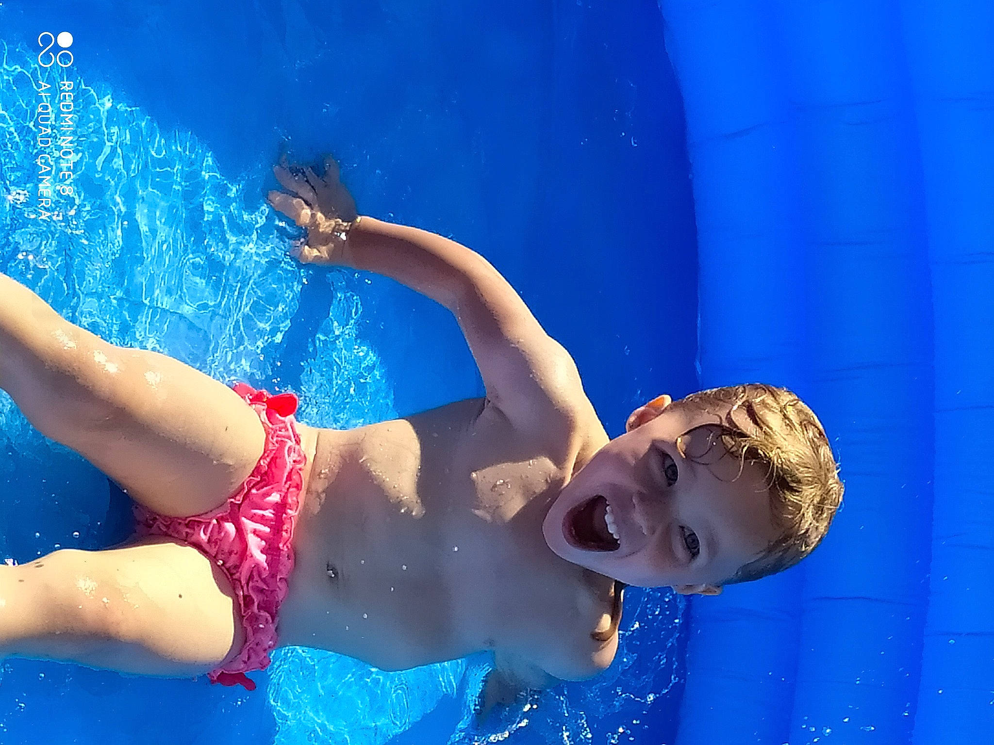 Luna a rejoint le concours — aidez-le/la à gagner de superbes lots ! fun, leisure, person, recreation, swimmer, swimming, swimming_pool, underwater, water, water_park