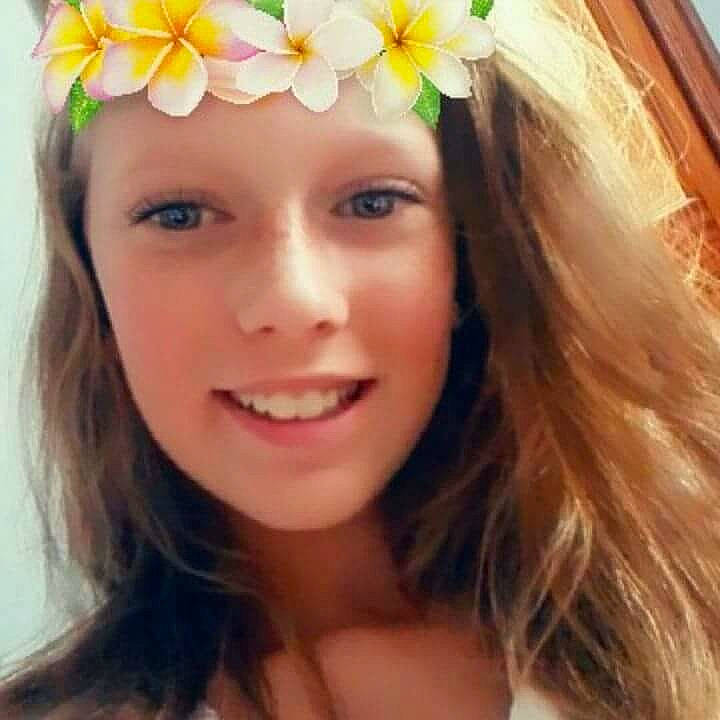 Emelyne participe au concours pour gagner de l'argent avec cette photo : bangs, brown_hair, eyebrow, flower, forehead, girl, hair_accessory, hair_coloring, hairstyle, headband, headgear, headpiece, human_hair_color, iris, joy, long_hair, person, smile