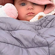 Adèle a rejoint le concours — aidez-le/la à gagner de superbes lots ! baby, child, hood, blanket, stuffed_animal, pink, gray, face, portrait, closeup, warm_clothing, cute, soft_toy, indoor, infant, person, cozy, winter, expressionless, bundle