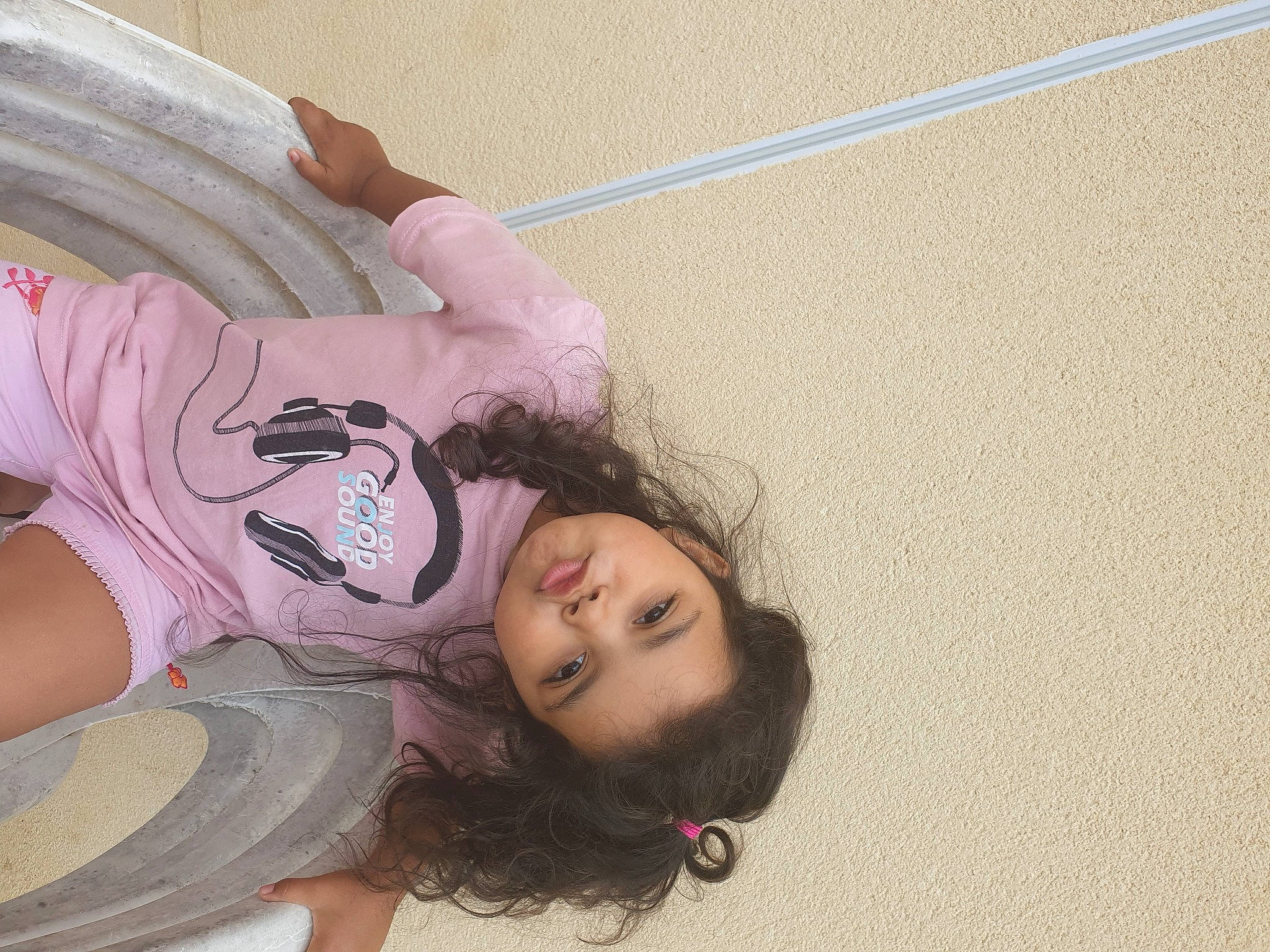 Djana participe au concours pour gagner de l'argent avec cette photo : abdomen, arm, child, comfort, eyelash, face, flooring, fun, gesture, hairstyle, hand, happy, human_body, joint, leisure, mouth, person, skin, thigh, toddler