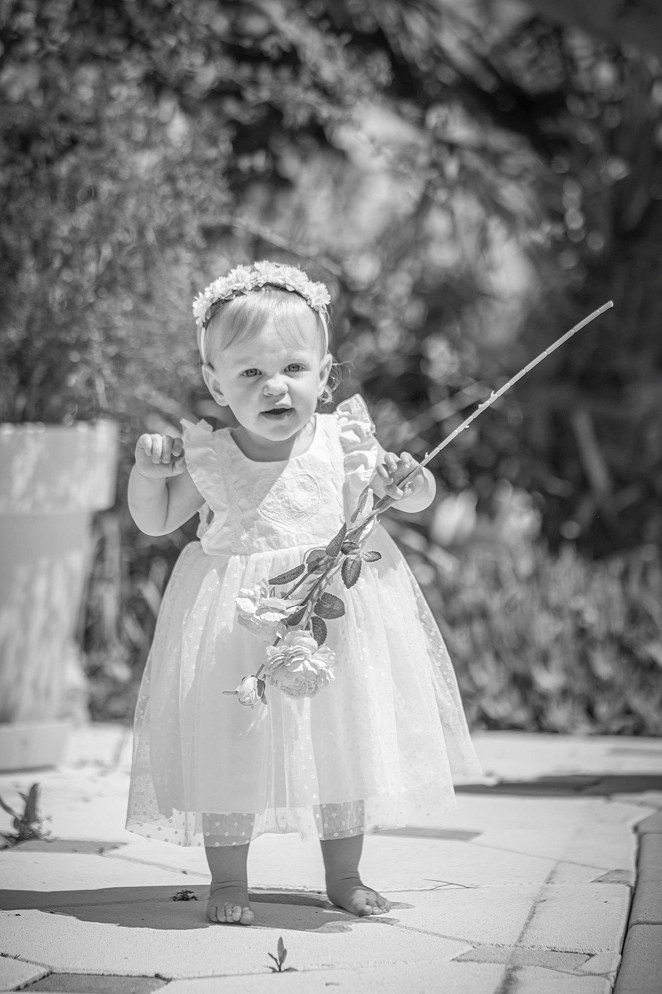 Julia a rejoint le concours — aidez-le/la à gagner de superbes lots ! baby, black_and_white, child, dress, flash_photography, gesture, grass, happy, headgear, headpiece, monochrome, monochrome_photography, people_in_nature, person, plant, recreation, smile, standing, style, toddler