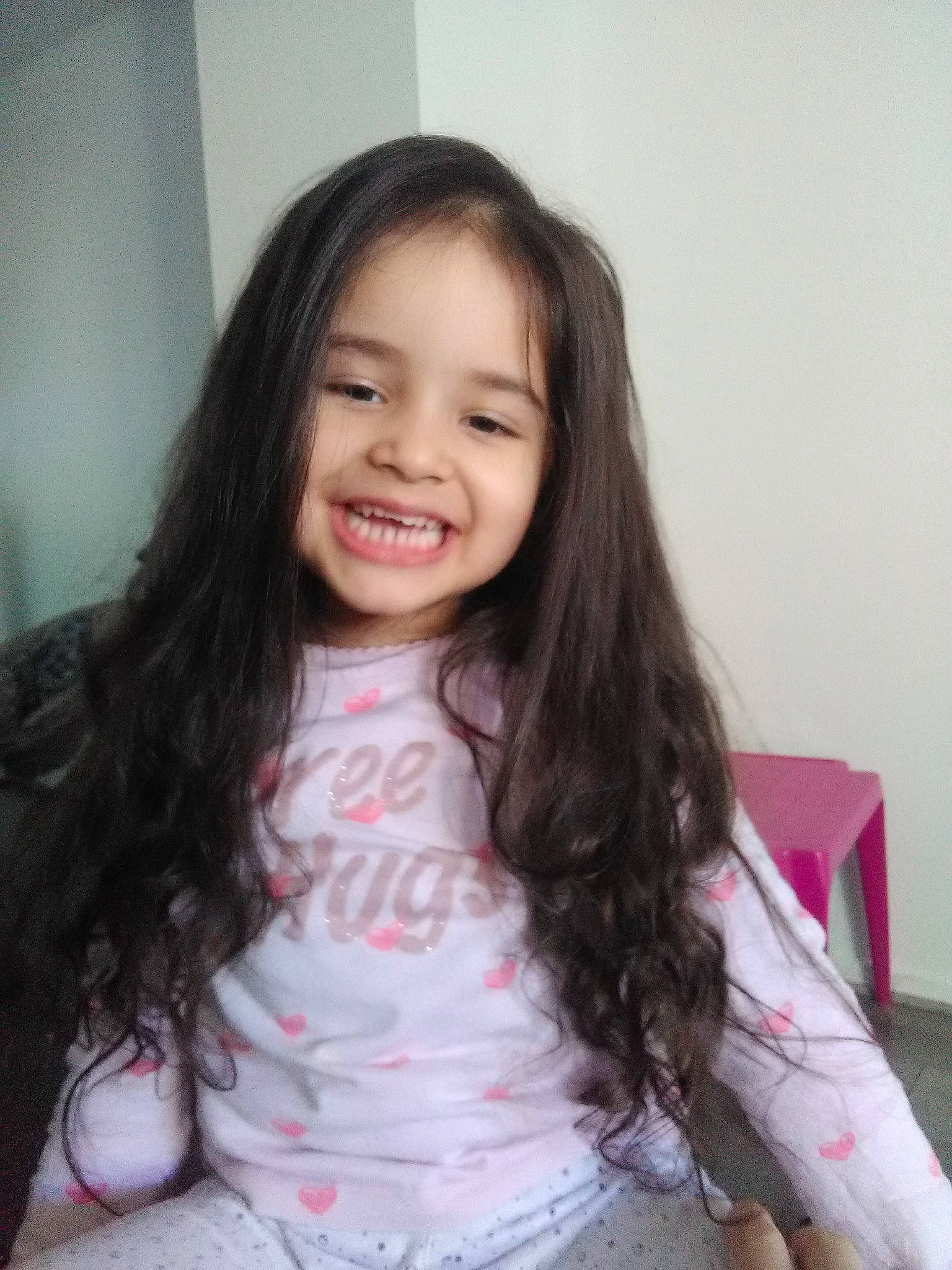 Manel a rejoint le concours — aidez-le/la à gagner de superbes lots ! bangs, black_hair, brown_hair, dress, event, eyelash, flash_photography, fun, gesture, happy, human_body, iris, joy, lip, long_hair, neck, person, pink, skin, sleeve