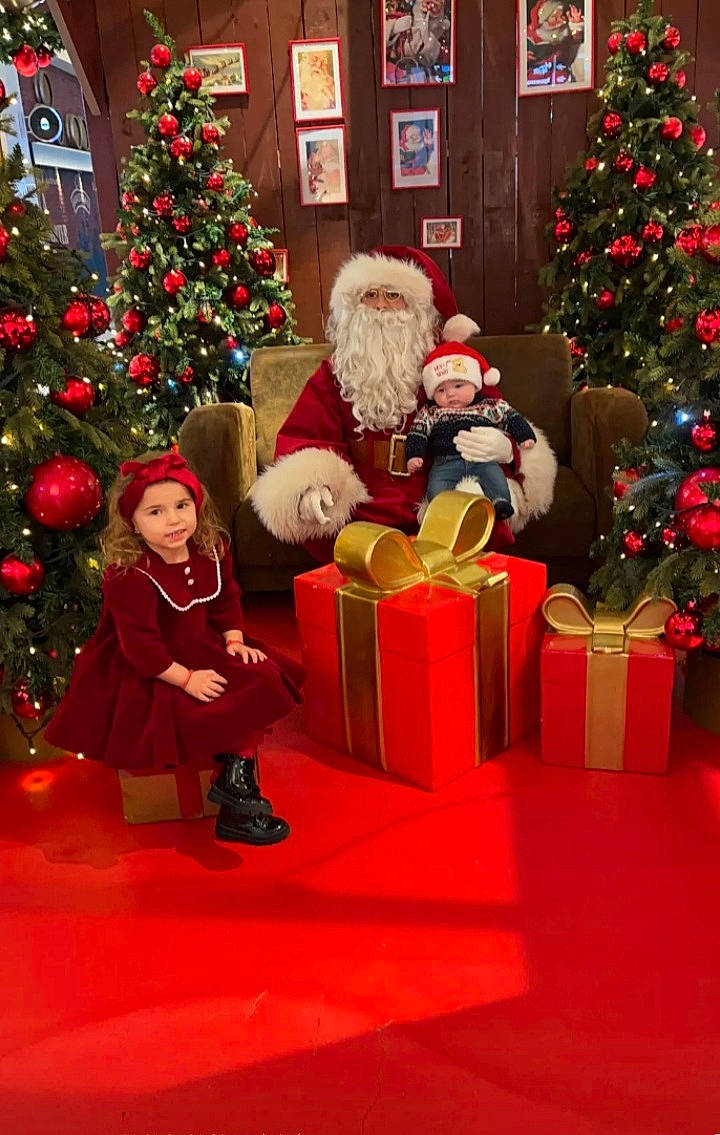 Tokyo participe au concours pour gagner de l'argent avec cette photo : christmas, christmas_decoration, christmas_eve, christmas_ornament, christmas_tree, conifer, event, fun, headwear, holiday, holiday_ornament, interior_design, lap, ornament, person, plant, red, toddler, toy, tradition