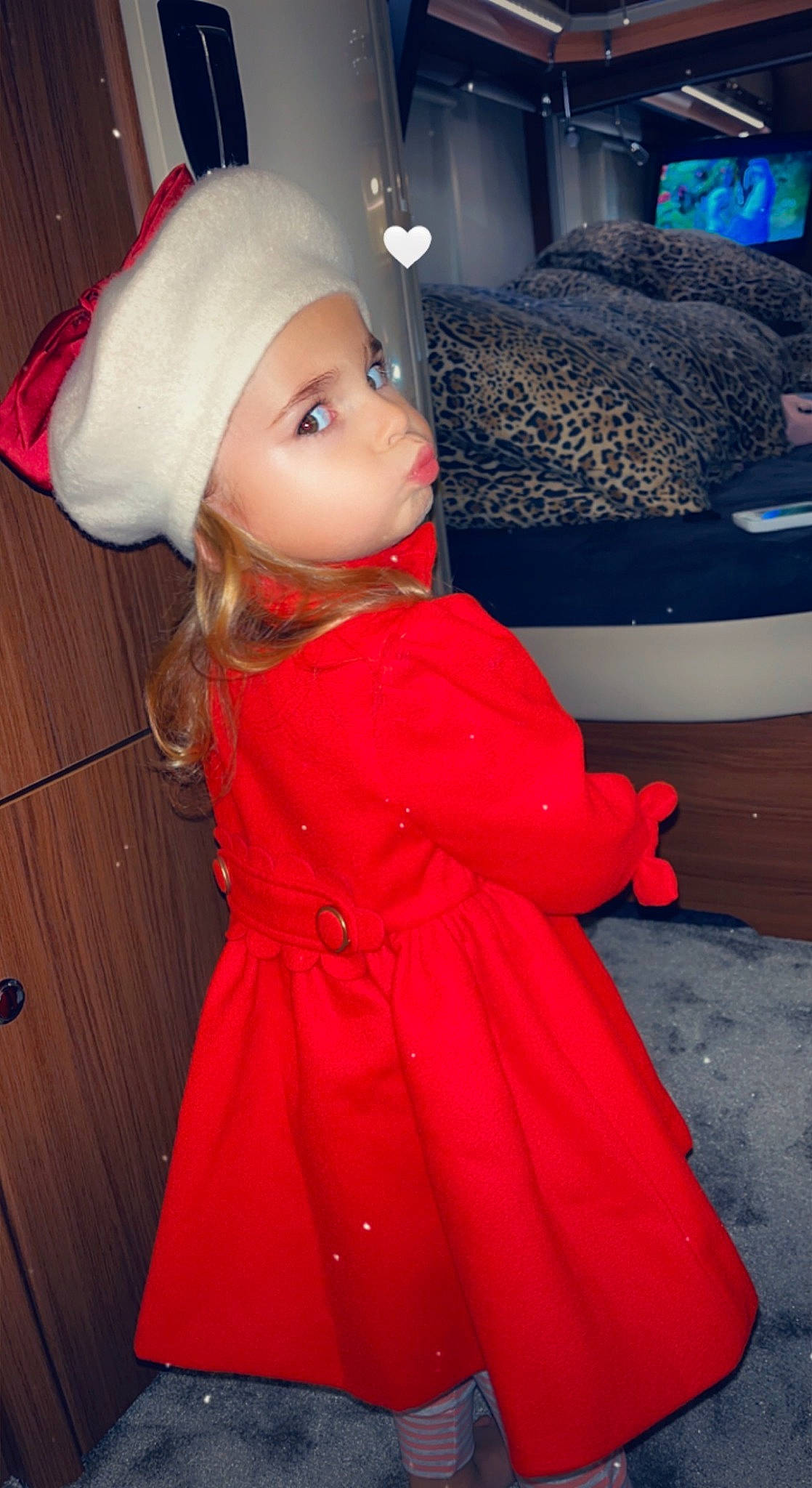 Tokyo a rejoint le concours — aidez-le/la à gagner de superbes lots ! cap, carmine, couch, day_dress, doll, dress, electric_blue, fashion_design, flooring, formal_wear, fur, fur_clothing, headwear, human_body, magenta, one_piece_garment, peach, person, pink, sleeve