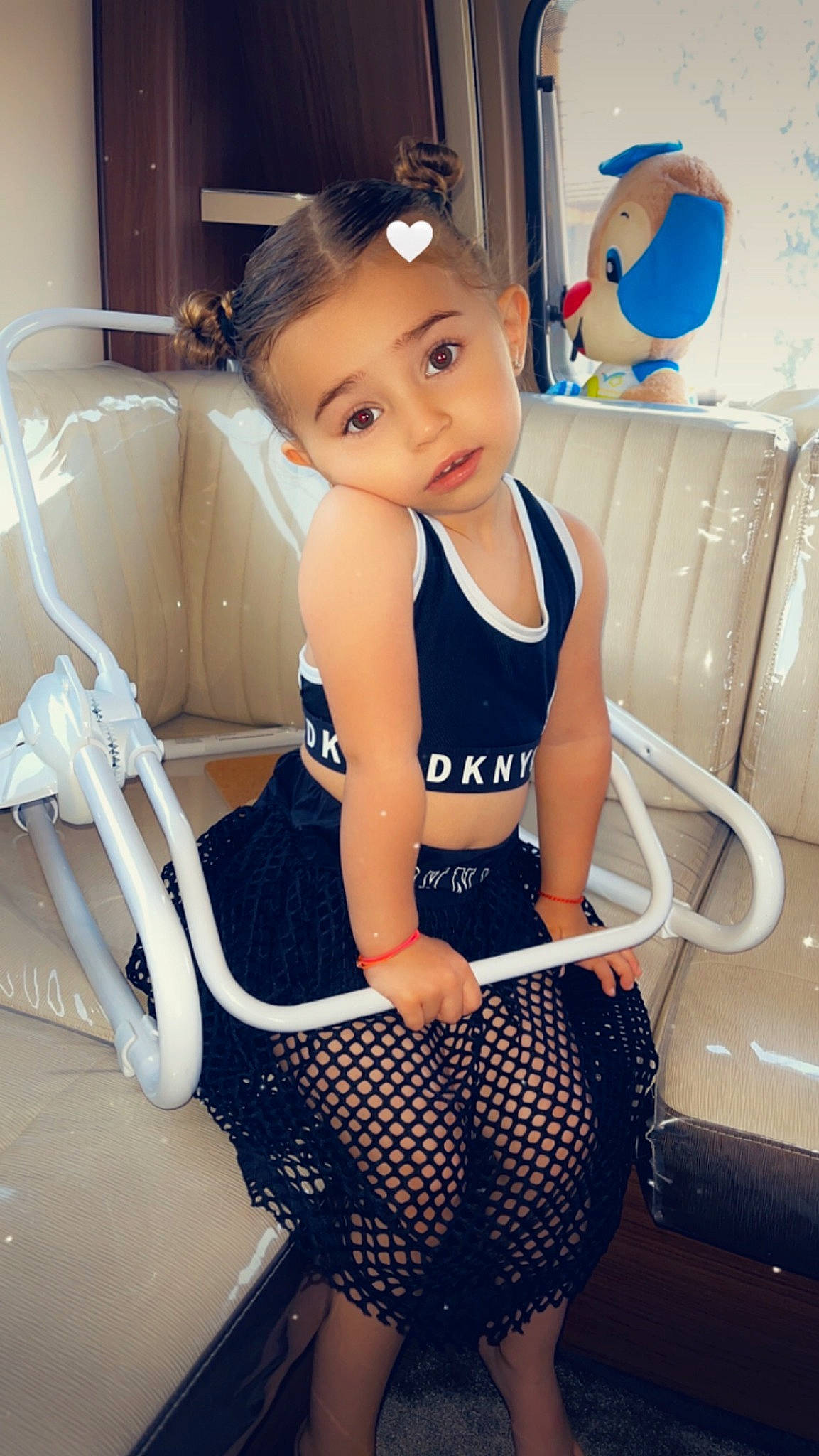 Tokyo a rejoint le concours — aidez-le/la à gagner de superbes lots ! automotive_design, black_hair, chair, chest, comfort, elbow, electric_blue, face, flash_photography, flooring, human_body, human_leg, knee, leisure, long_hair, neck, person, shoulder, thigh, trunk