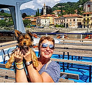 Poker a rejoint le concours — aidez-le/la à gagner de superbes lots ! accessories, adult, architecture, building, city, face, head, nature, neighborhood, outdoors, person, photography, plant, portrait, pottedplant, scenery, shelter, sunglasses, water, waterfront