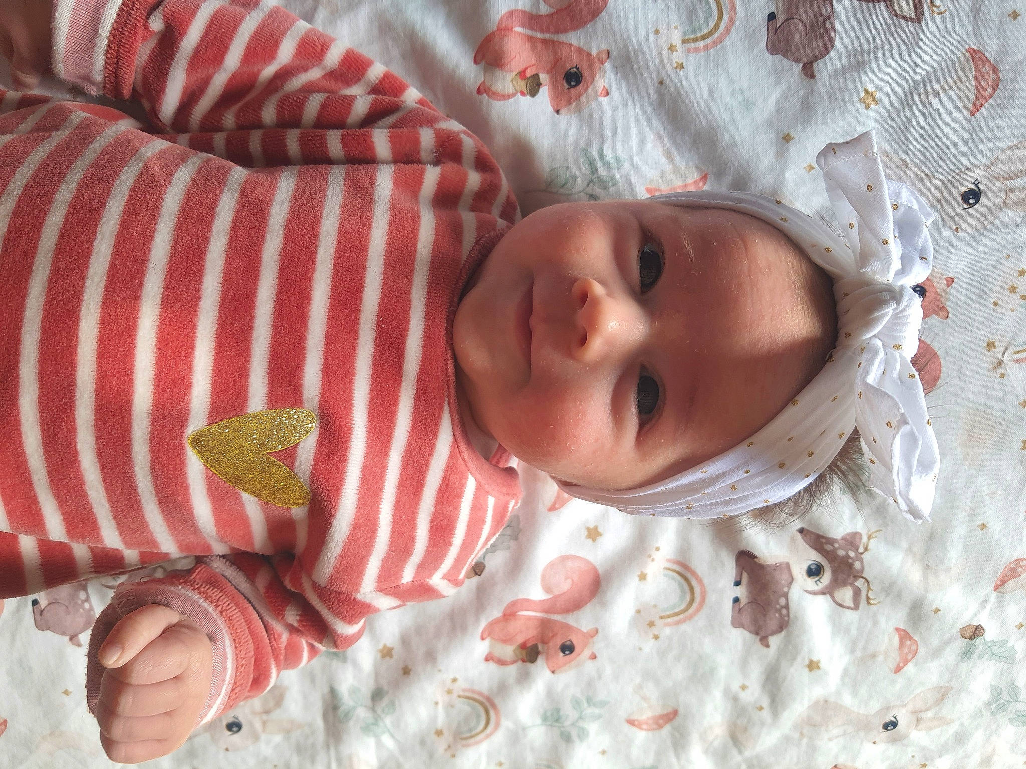 Diane a rejoint le concours — aidez-le/la à gagner de superbes lots ! baby, baby_toddler_clothing, cheek, child, chin, comfort, eye, eyebrow, face, head, iris, linens, lip, nose, person, pink, skin, sleeve, textile, toddler