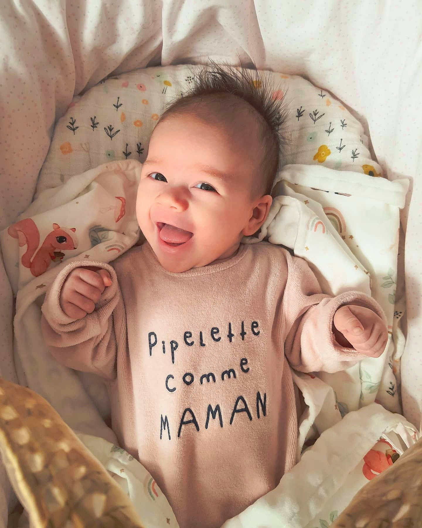 Diane participe au concours pour gagner de l'argent avec cette photo : baby, baby_toddler_clothing, cheek, child, comfort, cool, facial_expression, hairstyle, happy, organ, pattern, people, person, pink, product, skin, sleeve, textile, toddler, vertebrate