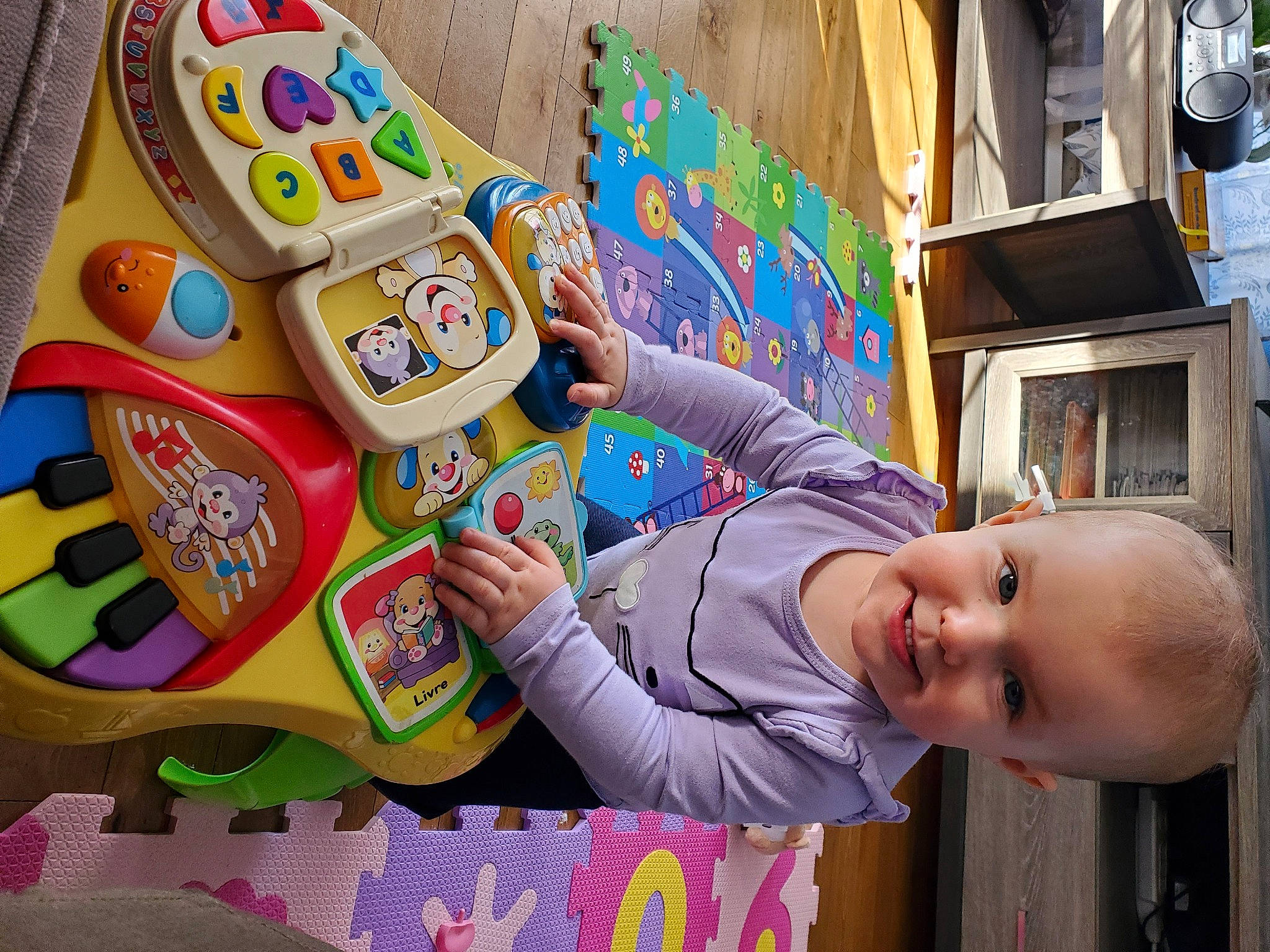 Adélie participe au concours pour gagner de l'argent avec cette photo : art, baby, baby_toddler_clothing, baby_toys, child, fun, happy, hat, joy, kindergarten, leisure, person, plastic, play, room, smile, stuffed_toy, sunglasses, t_shirt, toddler