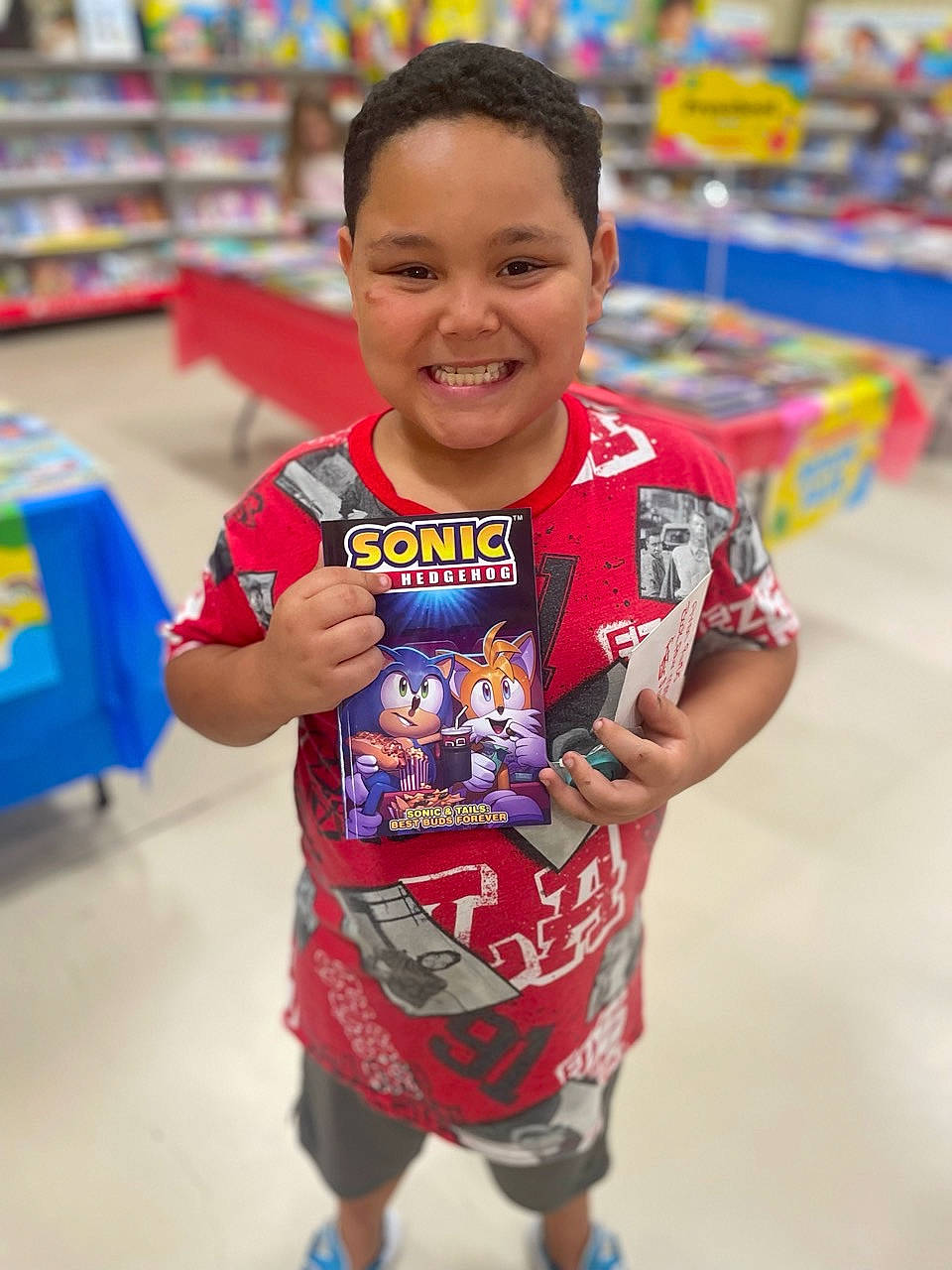 Avion is registered to the contest to win money with this photo: baby, child, convenience_store, customer, event, fun, happy, joy, kindergarten, leisure, person, play, recreation, retail, room, shelf, shopping, sleeve, smile, standing