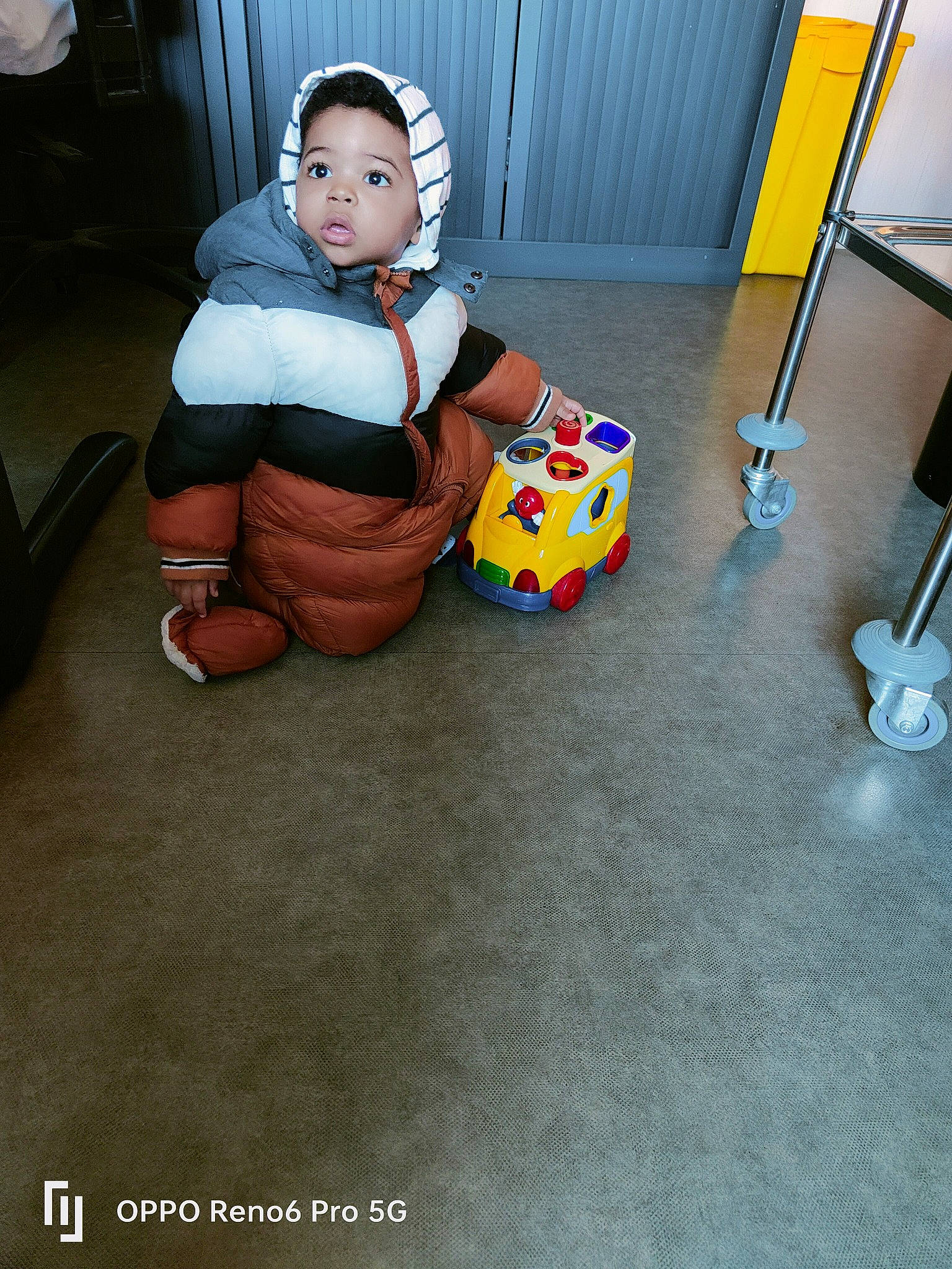 Yanis a rejoint le concours — aidez-le/la à gagner de superbes lots ! baby, baby_products, baby_toddler_clothing, chair, child, comfort, floor, flooring, fun, hat, human_leg, lap, person, room, sitting, stuffed_toy, thigh, toddler, toy, toy_vehicle