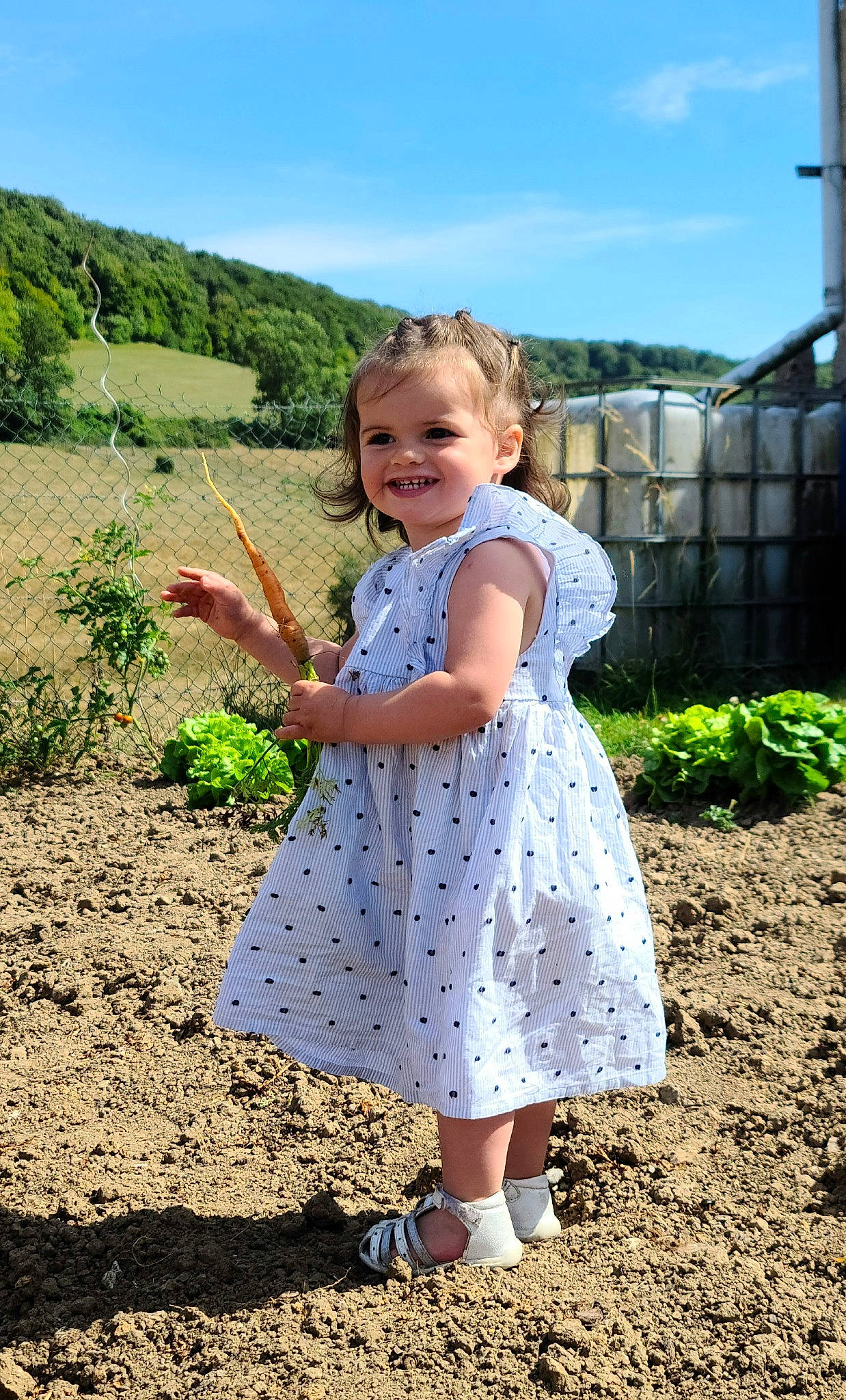Oyanah a rejoint le concours — aidez-le/la à gagner de superbes lots ! adaptation, azure, baby_toddler_clothing, clothing, cloud, dress, finger, fun, grass, grassland, hand, happy, joy, leaf, one_piece_garment, people_in_nature, person, plant, sky, standing