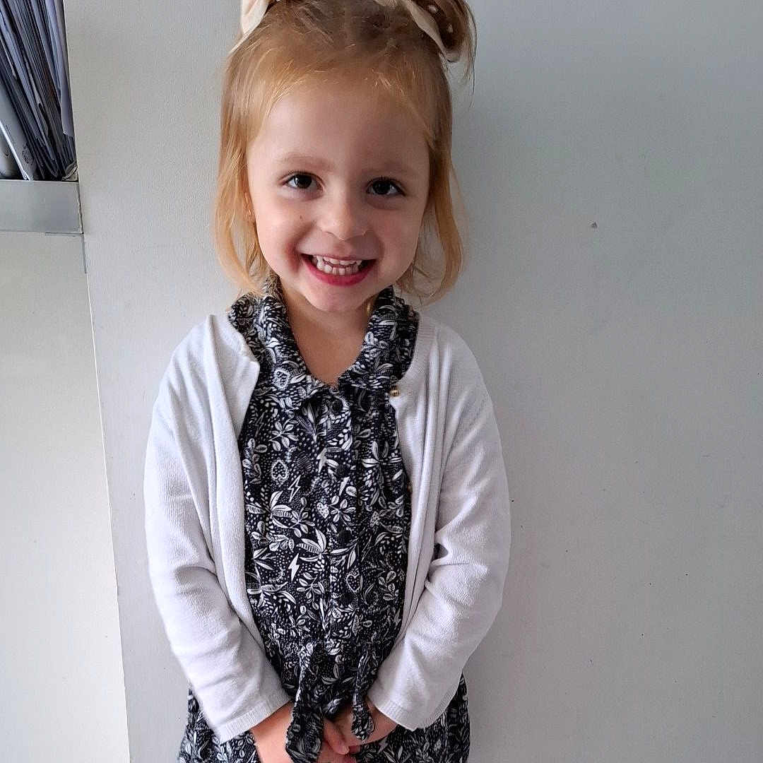 Louna participe au concours pour gagner de l'argent avec cette photo : accessories, blonde, child, clothing, coat, dress, face, female, formalwear, girl, hair, happy, head, jacket, person, photography, portrait, scarf, sleeve, smile