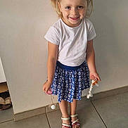 Louna a rejoint le concours — aidez-le/la à gagner de superbes lots ! blade, child, clothing, dress, face, female, footwear, girl, head, pants, person, photography, portrait, razor, sandal, shoe, shorts, skirt, sleeve, weapon