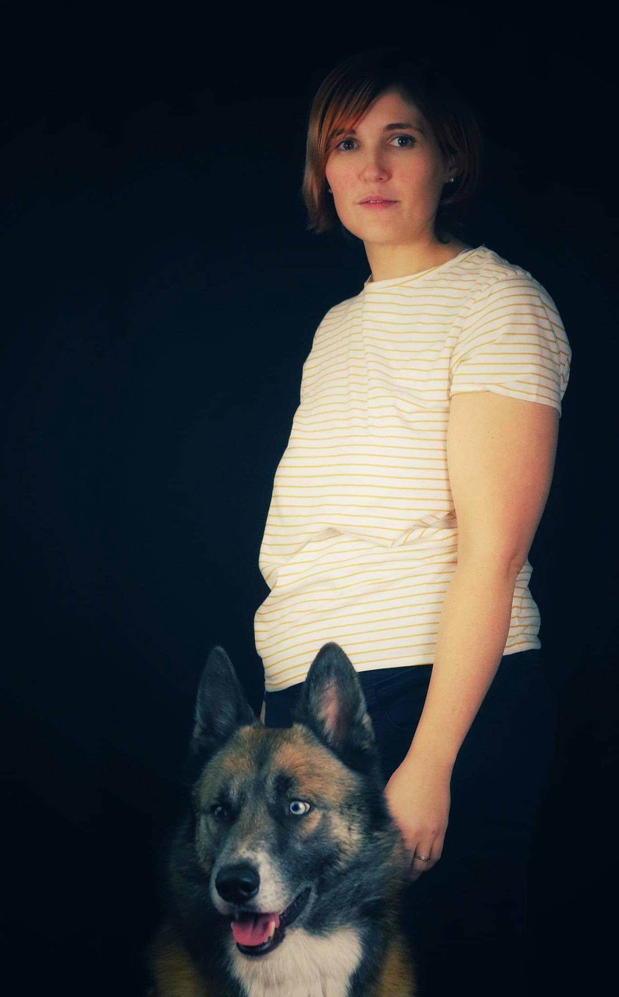 Mako participe au concours pour gagner de l'argent avec cette photo : black_hair, carnivore, chest, companion_dog, dog, dog_breed, elbow, fashion_design, fawn, flash_photography, knee, long_hair, neck, organ, sleeve, t_shirt, thigh, trunk, waist, whiskers