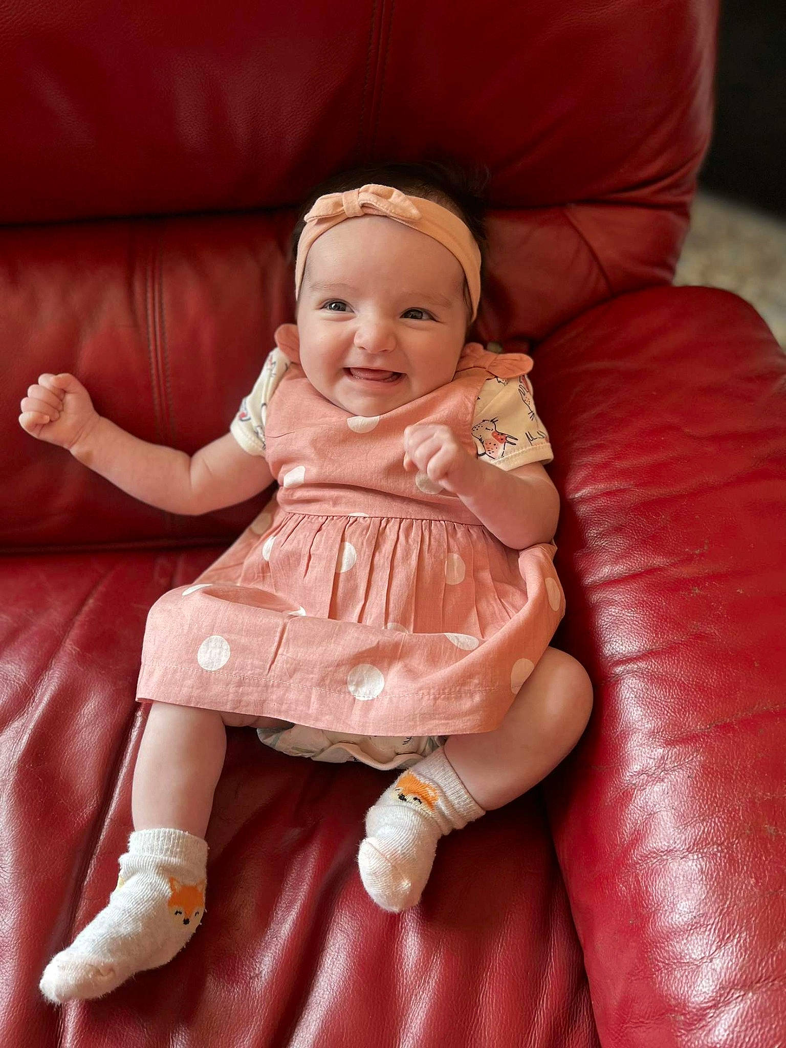 Julia a rejoint le concours — aidez-le/la à gagner de superbes lots ! arm, baby_toddler_clothing, cheek, child, comfort, finger, happy, headwear, human_body, joint, joy, leg, lip, magenta, person, pink, skin, sleeve, smile, textile