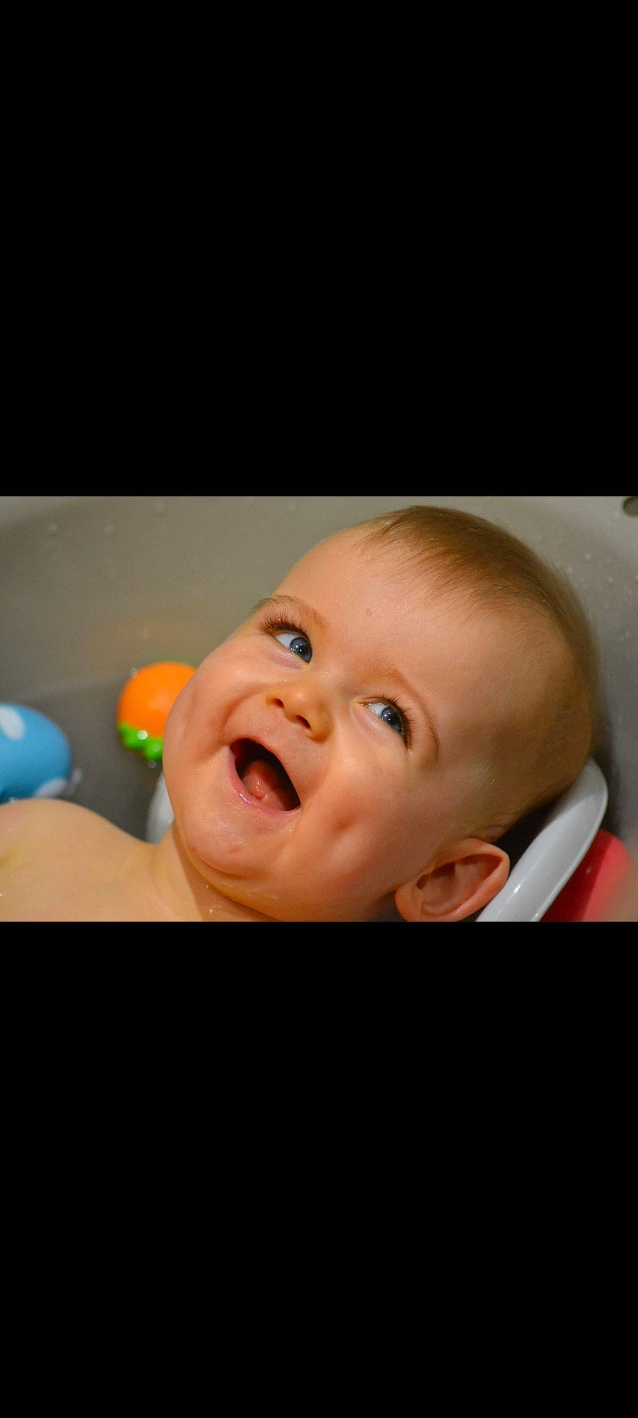 Lorenzo a rejoint le concours — aidez-le/la à gagner de superbes lots ! baby, baby_laughing, cheek, chin, ear, eye, eyebrow, flash_photography, gesture, hairstyle, happy, human_body, iris, lip, mouth, nose, person, skin, smile, toddler