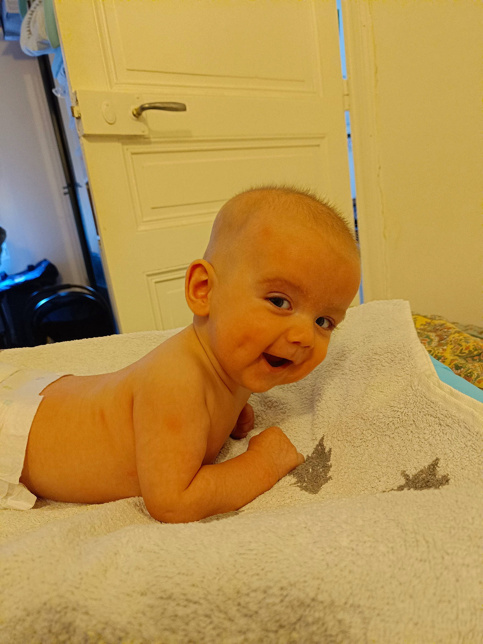 Lorenzo a rejoint le concours — aidez-le/la à gagner de superbes lots ! baby, baby_toddler_clothing, barechested, blue, cabinetry, cheek, chest, comfort, crawling, door, flooring, foot, happy, linens, person, sitting, smile, thumb, toddler, tummy_time